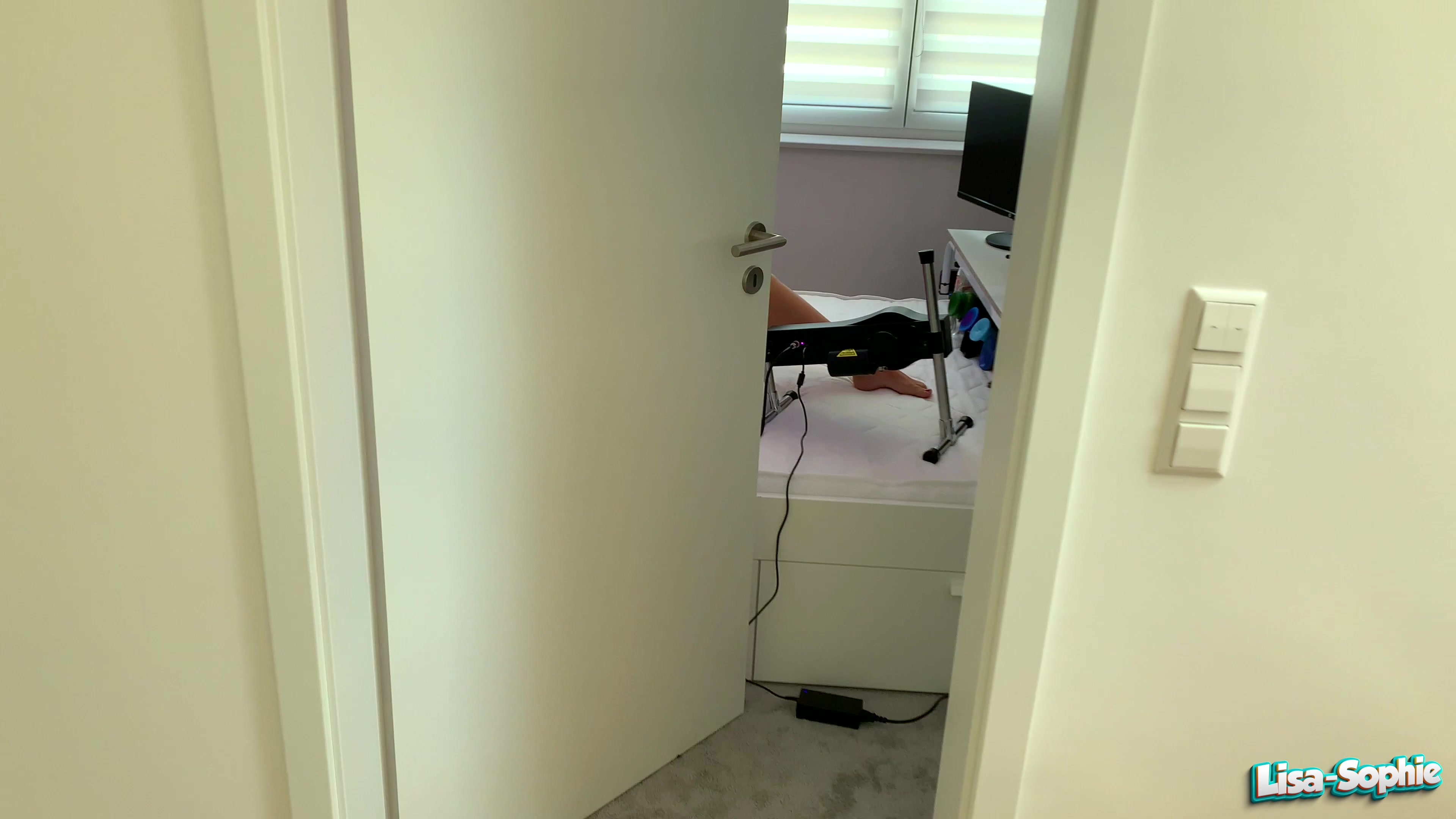 Mein neues Spielzeug ist schon mega geil und ich wollte ausprobieren, was ich besser anfühlt. Ich habe mir nämlich eine neue Fickmaschine gekauft und das coole an ihr ist, dass man sie über das Internet steuern kann. Ich wollte nämlich was geiles für meine Livecam haben und da habe ich die Fickmaschine entdeckt. Sie lässt sich genauso, wie der Lush steuern, nur dass es sich viel geiler anfühlt.

Mein Fickbuddy wollte sie auch unbedingt ausprobieren und schauen, wie schnell sie in meine Pussy hämmert. Wir haben erst langsam angefangen und wurden dann immer schneller. Als er voll aufgedreht hat, dachte ich, dass mir die Pussy wegfliegt ! 

Danach ging es aber gleich weiter und er rammte mir seinen Prügel in die Fotze. So hatte ich den direkten Vergleich !!! sein Schwanz spritzte mir aber das Sperma direkt ins Loch und ich merkte, wie es heraus tropfte !