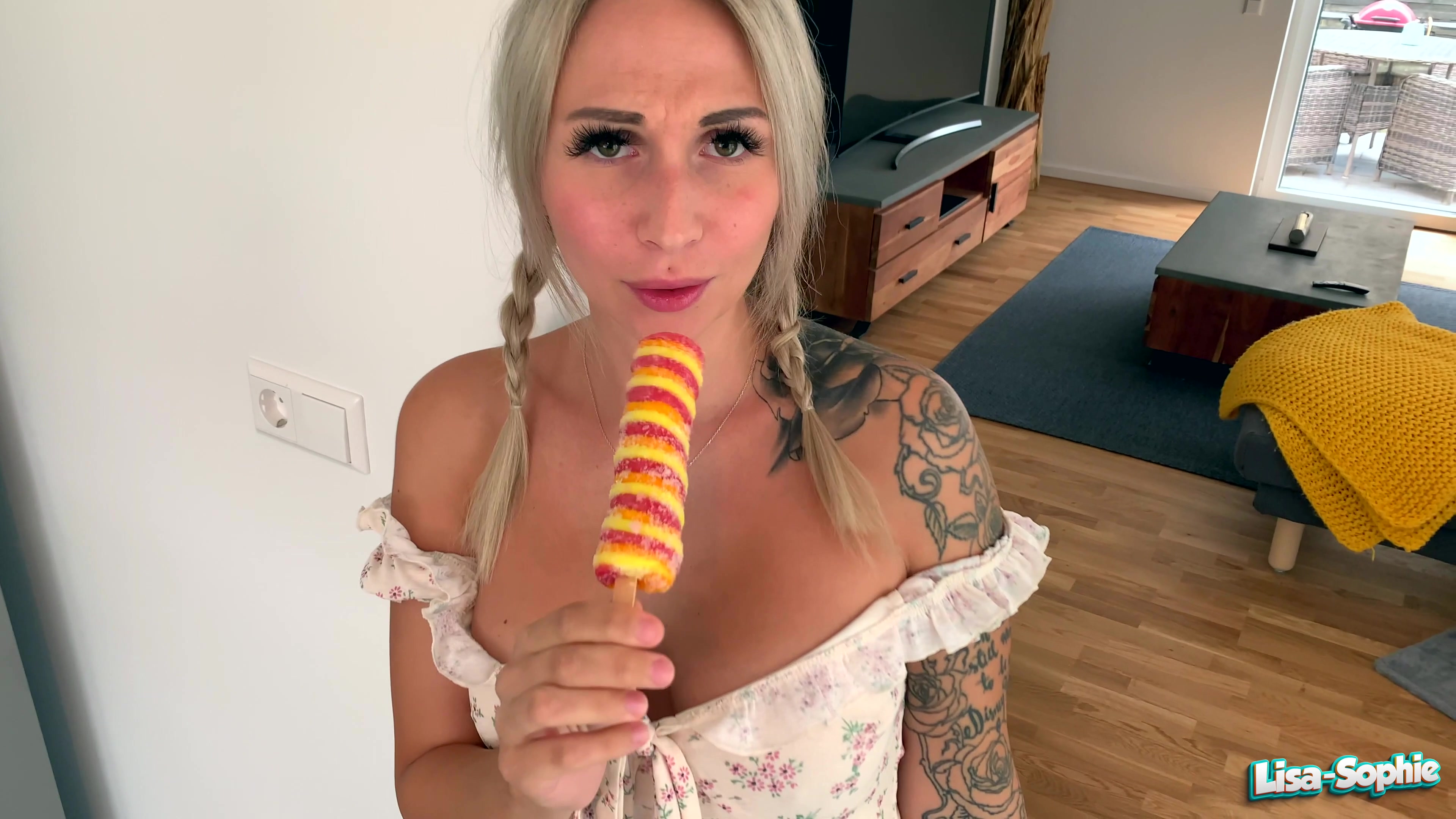 Was gibt es nicht geiles, als ein kaltes Eis, an einem heißen Sommertag ?! Das dachte sich mein Buddy auch aber ich machte ihm einen Strich durch die Rechnung und zeigte ihm, was man noch so alles mit einem Eis machen kann.

Er schaute nicht schlecht, als ich mir das Eis erst in die Muschi steckte und danach noch in den Arsch. Ich kühlte meinen heißen Ficklöcher ab und ihm wurde immer wärmer. Natürlich durfte er auch mit machen und bearbeitete dann meinen kleinen Arsch !