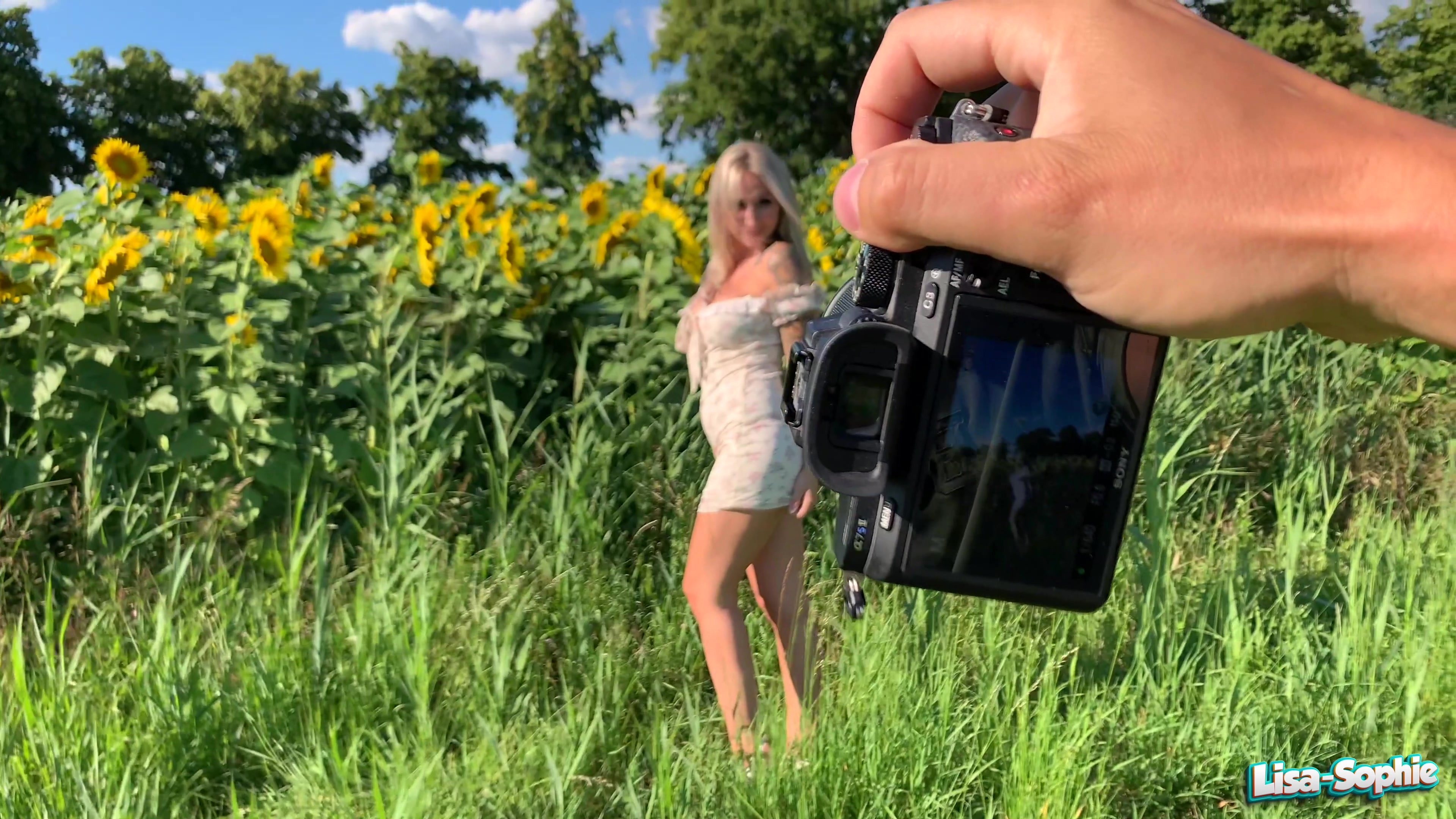 Ich wollte doch nur ein paar schöne Sommerfotos von mir haben und die Situation eskalierte total. Ich hatte dazu ein Fotoshooting mit einem Fotografen. Wir trafen uns draußen, an einem mega schönen Sonnenblumenfeld. Er fing an Bilder von mir zu machen. Es lief auch richtig gut und die Bilder sahen wirklich toll aus. Auf einmal wollte er, dass ich mein Oberteil ausziehe. Ich dachte mir nichts dabei und machte mit. Plötzlich fing er mich anzufassen und wollte auch, dass ich mein Höschen ausziehe. Das ging mir eigentlich zu weit aber er meinte dann, dass ich so die Bilder nicht bekommen kann. Es sollte aber ein Geschenk sein, also lies ich mich drauf ein. Beim Ausziehen blieb es aber nicht und er wollte mehr. Er packte seinen Schwanz aus und ich fing an zu blasen, denn die Bilder waren mir verdammt wichtig. Das wusste er auch und wollte mich dann ficken. Tja es blieb mir keine andere Wahl und er durfte seinen harten Schwanz tief in mein Loch bohren. Sein Prügel fickte mich ordentlic