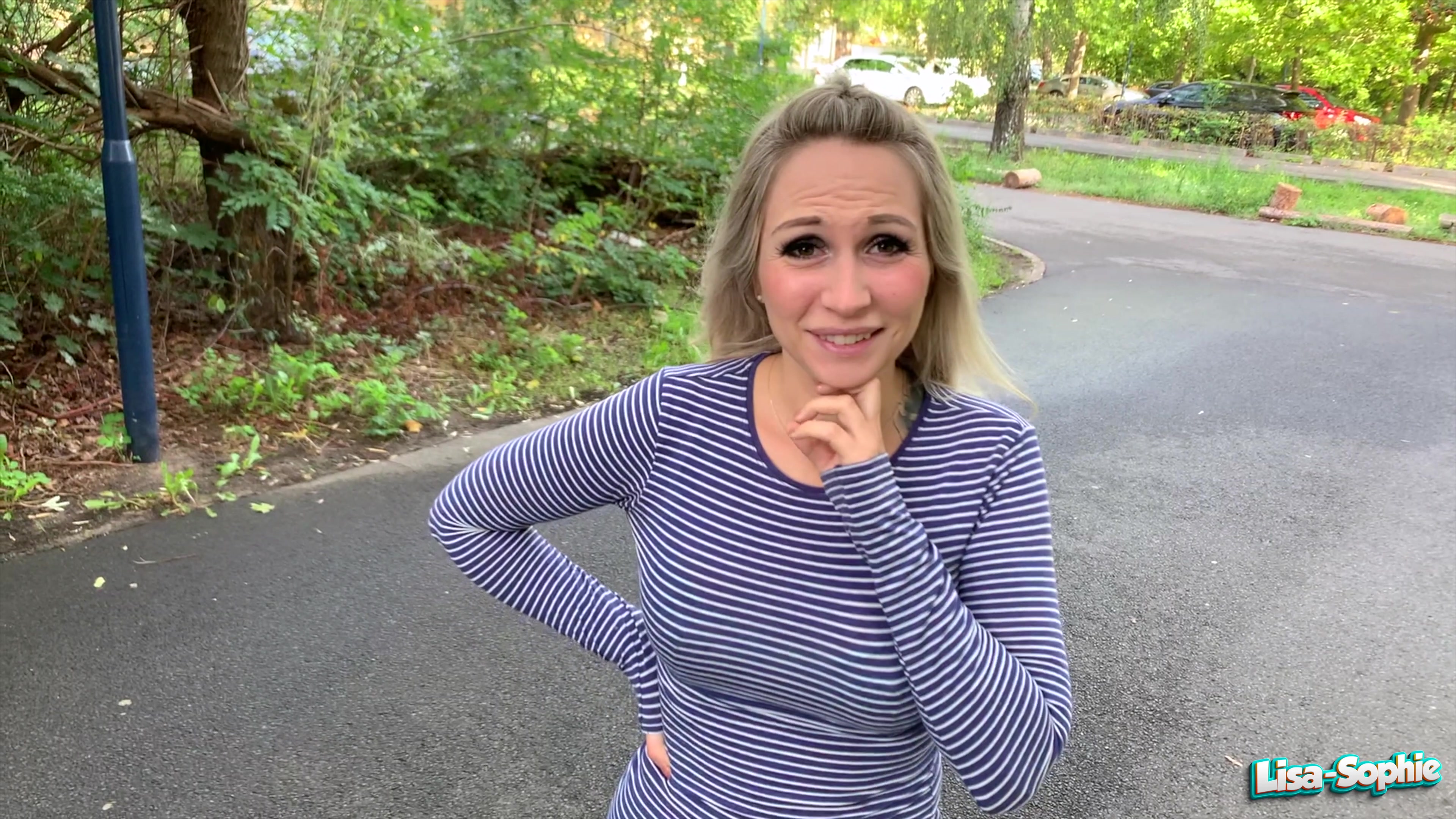 Ich wusste, dass auf ihn verlass ist. Mein neues Bett wurde geliefert und ich hatte Probleme mit dem Bettkasten. Da der Freund von meinem Stiefdaddy mir schon einmal geholfen hat und er sich dann auch noch um mich gut gekümmert hat, fragte ich ihn noch einmal um Hilfe. Natürlich sagte er nicht nein und hat das Problem sofort beheben können. Auf einmal fing er mich an auszufragen und wollte wissen, ob ich das Bett schon eingeweiht habe. Ich musste ihm sagen, dass das Bett noch total jungfräulich ist und es nur drauf wartet, endlcih getestet zu werden. Da wir schon einmal eine Menge Spass zusammen hatte, dauerte es nicht lange und sein Prügel steckte in meiner Muschi. Der harte Schwanz fickte mich ordentlich durch und er wollte unbedingt meine Fotze lecken. Ich setzte mich auf sein Gesicht und er leckte sie so richtig aus. Er war so gut, dass ich schnell zum Orgasmus kam und der war so krass, dass ich ihm ins Gesicht squirtete. Ich spritze alles in seinen Mund und es lief nur so her