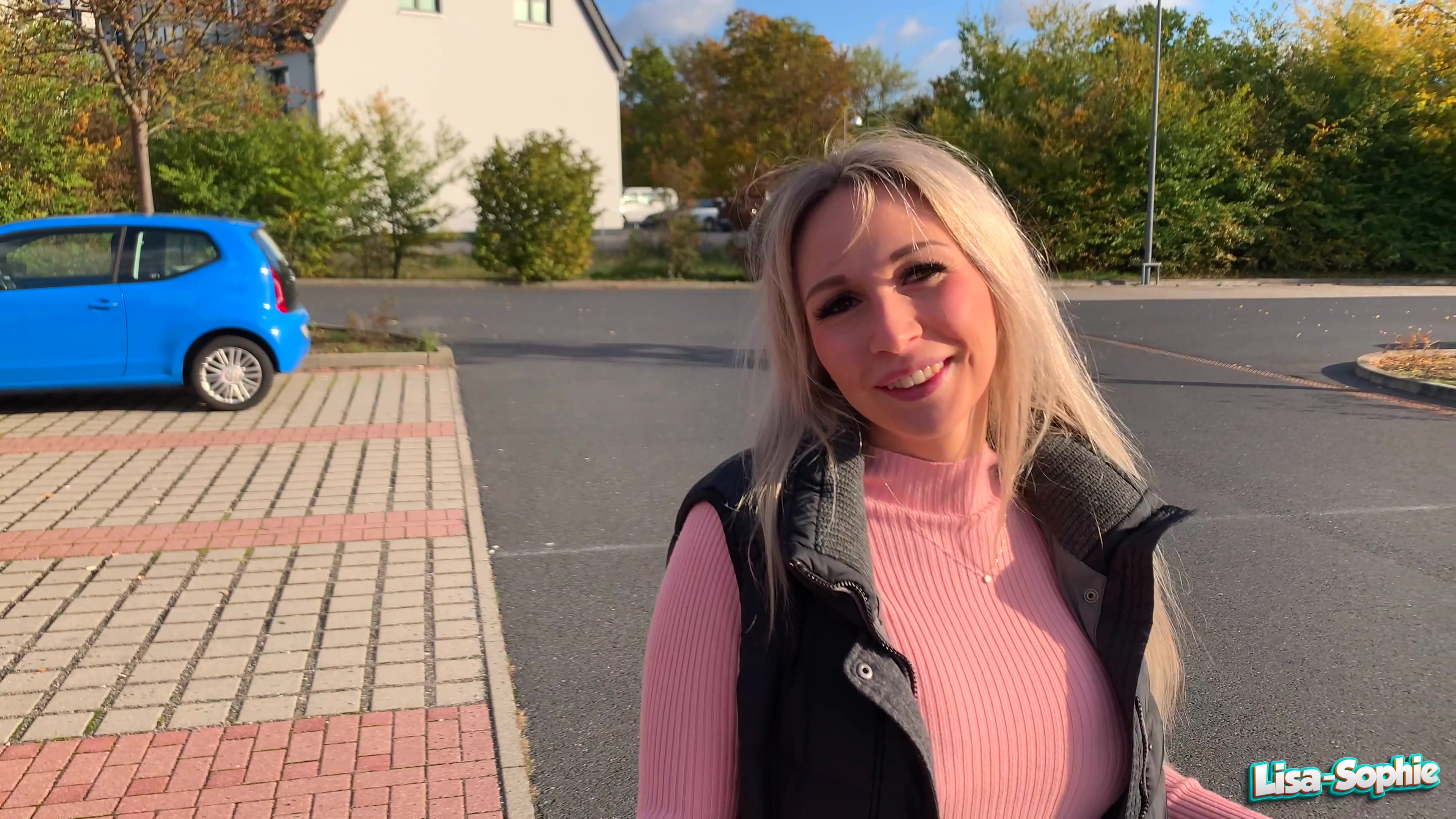 Ich habe beim Einkaufen den Freund einer Bekannten getroffen. Normalerweise sehe ich die Beiden immer zusammen. Als ich gefragt habe, warum er alleine unterwegs ist, schüttete er mir seinen Kummer aus. Der Gute war total verzweifelt, da ihn seine Freundin nicht mehr ranlässt und er nicht mehr weiß, was er machen soll. Er will auch nicht zu einer Prostituierten gehen aber weiß auch nicht, wie oder was er sonst noch machen kann. Die Gelegenheit kam mir sehr recht, da ich gerade keinen Ficker am Start habe und machte ihm ein unmoralisches Angebot. Er wollte eigentlich Nein sagen aber dann merkte ich, dass er mir nicht widerstehen konnte. Wir verabredeten uns bei mir und er ist wirklich erschienen. Der Gute war total nervös und aufgeregt. Ich bin gleich zur Sache gekommen und hab seinen Schwanz ausgepackt. Als ich ihn dann geblasen habe, hat er auch seine Freundin vergessen. Wir beide wollten mehr und ich hab ihm ein Gummi gegeben, da ich meine Pille nicht mehr nehme. Er war natürlic