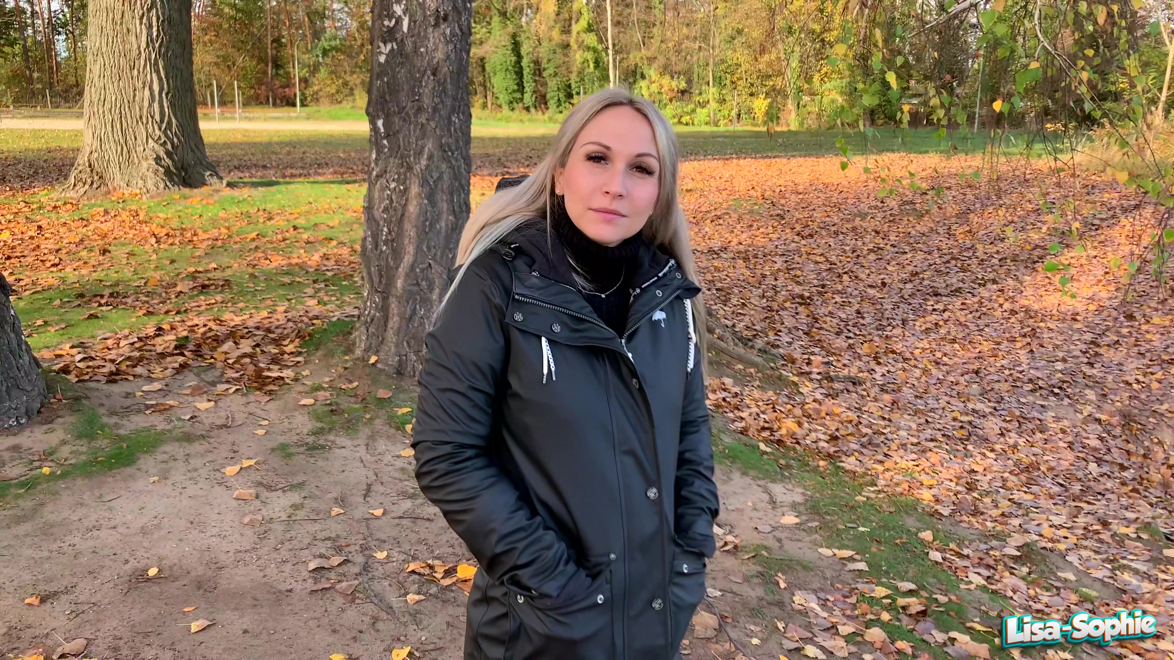 Was für eine geile Sauerei - mein Bett war komplett voll mit Sperma von 3 Typen !!! Mich hat ein Typ beim Spazieren gehen erkannt und er meinte, dass er total auf meine Schlammschiebe-Pornos steht und gerne mal den Saft von dem Ficker davor auslecken würde. Naja dagegen hatte ich nichts und ich hab mir seine Nummer geben lassen. 

Nach einer geilen Nacht mit zwei Typen hab ich ihm geschrieben und gefragt, ob er Lust auf eine Runde Sperma-Lecken hat. Er war total begeistert und sagt natürlich Ja. Keine halbe Stunde später war er auch schon bei mir und ich setzte mich auf sein Gesicht. Die Typen hatte zwei richtig fette Ladungen Wichse in meine Pussy gepumpt und ich drückte ihm alles ins Gesicht. Er wurde total geil, als alles heraustropfte und in seinem Gesicht landete. Er leckte alles schön sauber und wollte im Anschluss unbedingt selber noch einmal reinhalten. Er fickte mich dann auch noch einmal durch und hämmerte in das Sperma von den Typen davor. Als Finale gab es eine dri