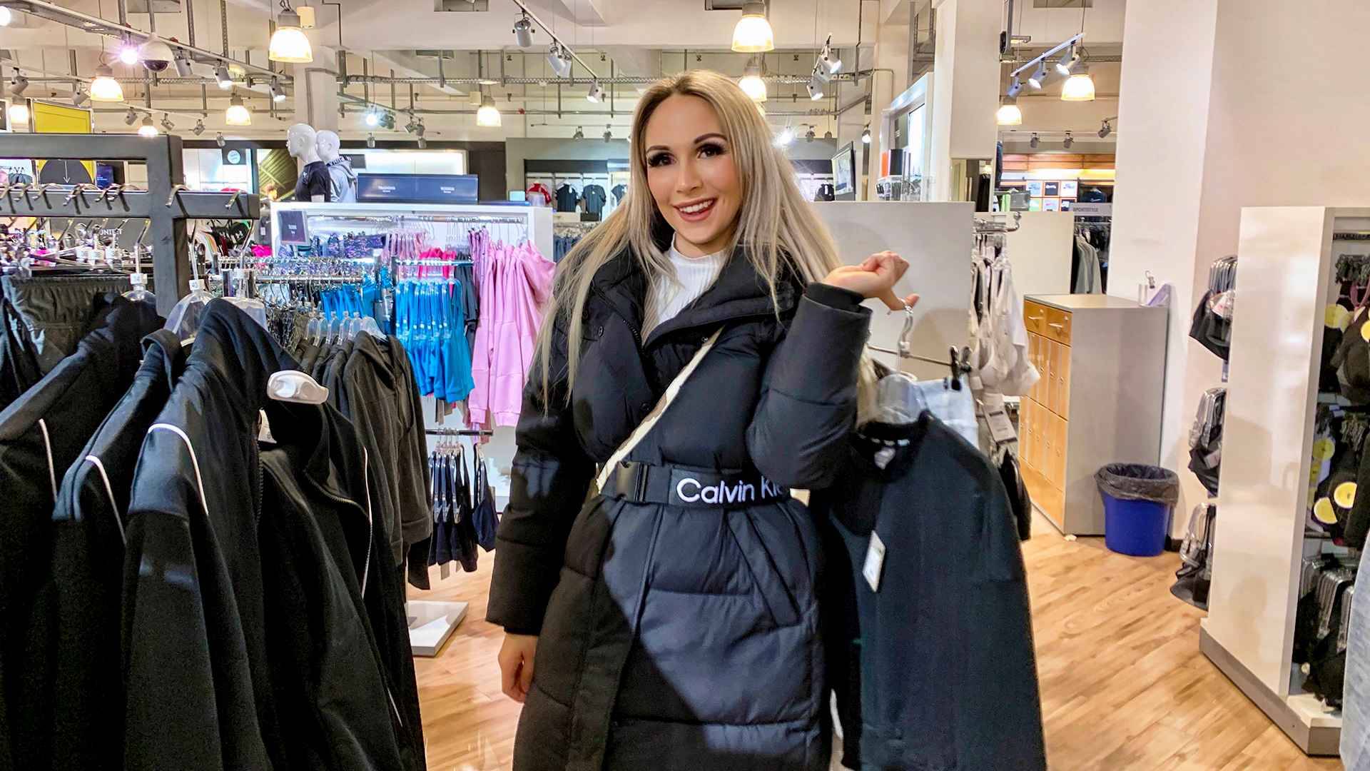 Das wir das noch dieses Jahr gemacht haben, damit hatte ich so gar nicht gerechnet aber es stand noch ganz oben auf meiner To Do Liste :) Es zwar zwar riskant aber es hat sich definitiv gelohnt und wird nicht das letzte Mal bleiben. Erst hat er bissl Angst gehabt aber okay, auch verständlich, der Laden war voll und überall waren Mitarbeiter ... aber wie heißt es so schön \