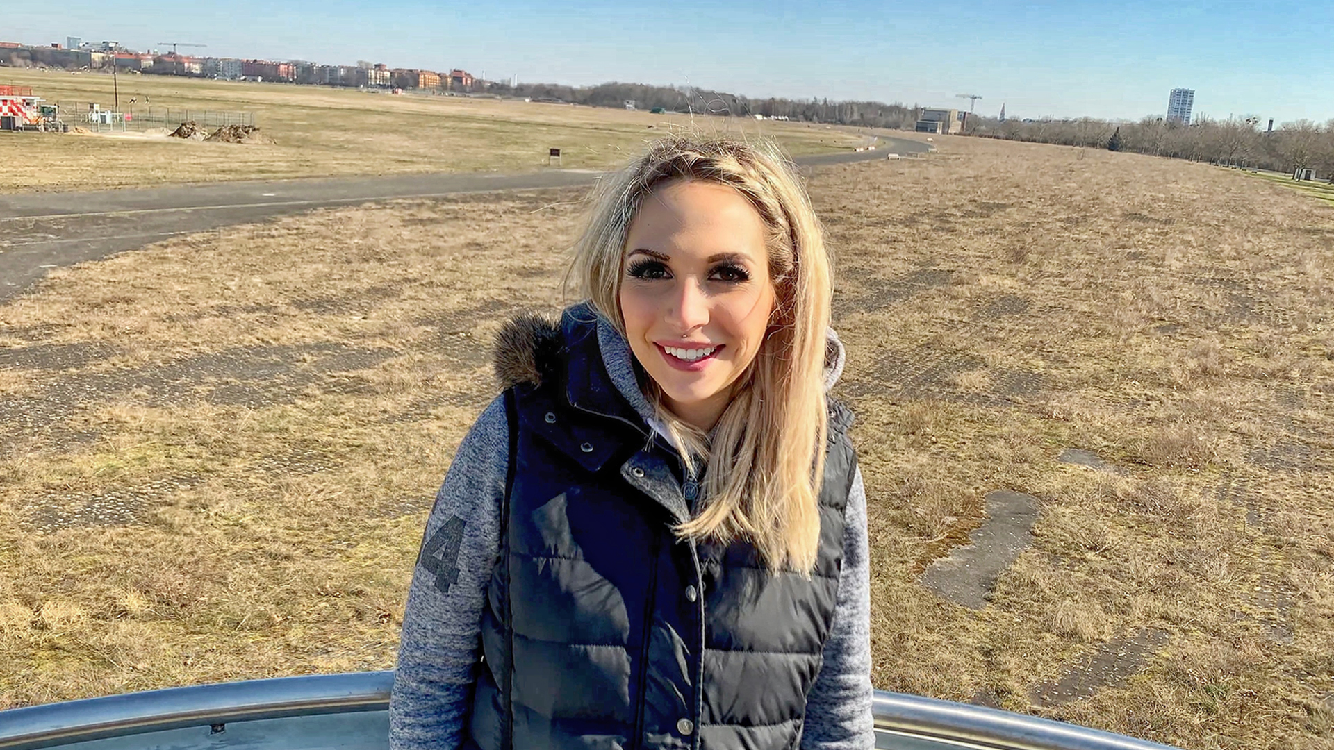 Neujahrsvorsätze Adieu - Wärst du auch so dreist ? 2023 und jeder hat sich seine Neujahrsvorsätze ganz oben auf die Liste geschrieben. Meiner war es, wieder etwas fitter zu werden und mehr Sport zu machen. Mein Kumpel fand die Idee sehr gut und hat sich meinem Vorsatz angeschlossen. Wir fingen mit laufen an und es ging eine schöne große Runde im Park herum. Auf der Hälfte der Strecke machte er schon schlapp und brauchte unbedingt eine Pause. Wir hielten an meinem Turm, der im Park stand. Natürlich wollte ich dort drauf und die Aussicht genießen. Viele andere hatten die gleiche Idee mit dem Sport und der Park war voll mit Leuten. Oben angekommen hatte man einen super Ausblick und jeder konnte uns sehen... Tja mein Buddy brauchte ja eine sportliche Pause aber anscheinend war nicht alles bei ihm KO. Die Sau konnte sich nicht beherrschen und find mit Schweinerein auf dem Turm an... Naja dafür bricht man schon gerne seinen Vorsatz und wir hatten definitiv unseren Spass. Wärst du auch so dreist gewesen und hättest oben auf dem Turm 