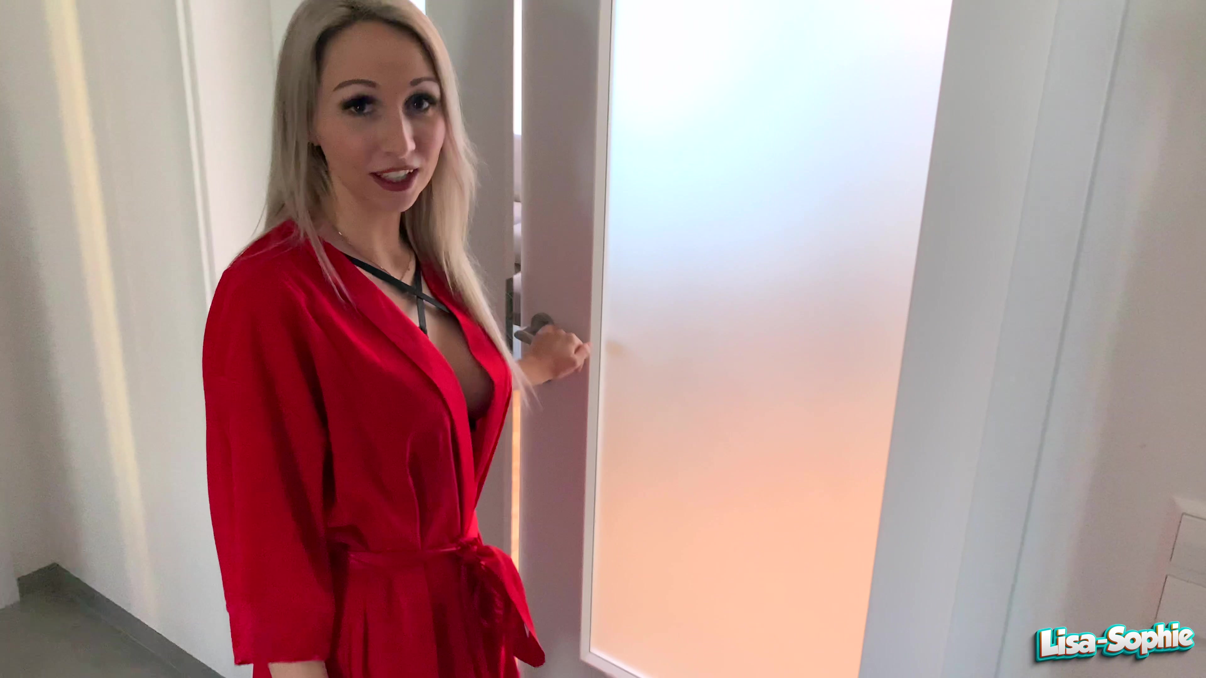 Was tut man nicht alles für eine gute Freundin, denn sie war wirklich verzweifelt und wusste nicht weiter. Zum Glück hatte ich eine Idee. Meine Freundin hat sich mit ihrem Typen verlobt und die Hochzeit steht kurz bevor. Sie glaubt jedoch, dass er sie betrügt aber sie kann es ihm einfach nicht beweisen. Natürlich streitet er alles ab aber da komm ich jetzt ins Spiel. Ich hab mich als Lockvogel zur Verfügung gestellt und wir haben ihrem Typen eine Falle gelockt. Mal sehen, ob er heißen Dessous und High Heels widerstehen kann oder ob es wirklich so ein Idiot ist, wie ich ihr von Anfang an gesagt habe. Ich bin nämlich schon länger der Meinung, dass er sie betrügt aber sie wollte es mir nicht glauben. Jetzt mache ich den ultimativen Treuetest und hoffe nicht, die Hochzeit zu crashen !!! Ich hab mich echt ins Zeug gelegt, den Typen zu verführen und zu provozieren... Sie hat die Antwort dann auch prompt per Handy bekommen, was ihr Verlobter für ein toller Typ ist ;)
