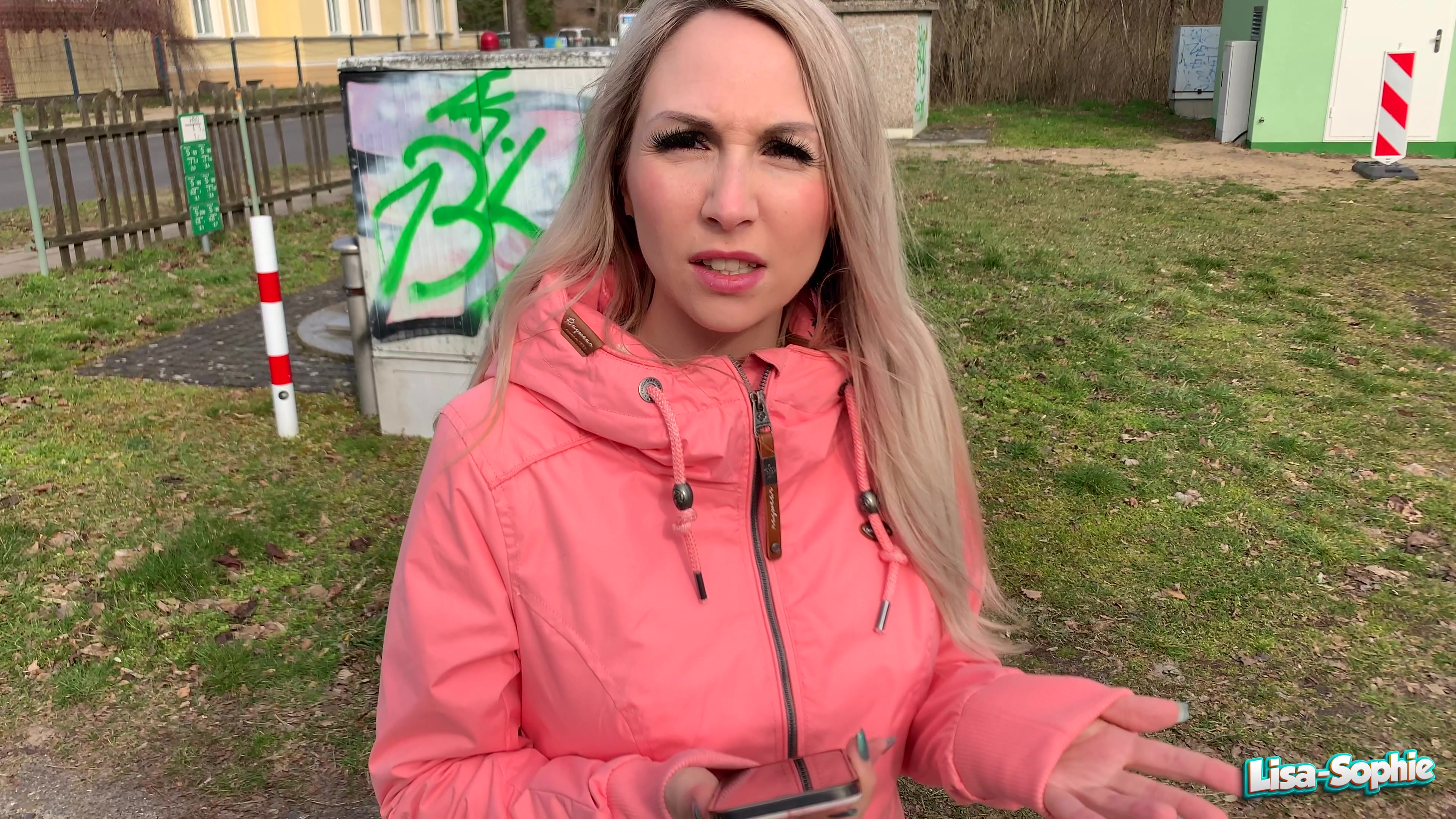 Manchmal kommt es anders, als man denkt :) Eigentlich war der Plan, dass wir zum Osterfeuer gehen aber wir stellten schnell fest, dass wir uns beide im Tag geirrt hatten. Das wars dann wohl mit dem Osterfeuer und ein Plan B musste her. Bei mir stand die Tage noch ein Fotoshooting an und ich hatte ein heißes Outfit dafür. Ich wollte aber eine ehrliche Meinung von einem Mann dazu und somit fragte ich ihn, ob er mit zu mir kommt und sagt, wie er es findet. 

Bei mir angekommen, zog ich mich schnell um und er wartete im Zimmer. Dummerweise hatte ich noch meine Big Toys auf dem Fensterbrett stehen und er kam gar nicht mehr aus dem Staunen heraus. Er glaubte aber auch nicht, dass ich diese in mein enges Fötzchen bekomme. Das konnte ich so nicht auf mir sitzen lassen und zeigte ihm, was alles möglich ist. Tja ihm gefiel es sehr und plötzlich stand sein bestes Stück. 

Ich war natürlich auch geil geworden und wir machten bei ihm weiter. Er schob seinen Schwanz tief in meine Muschi u