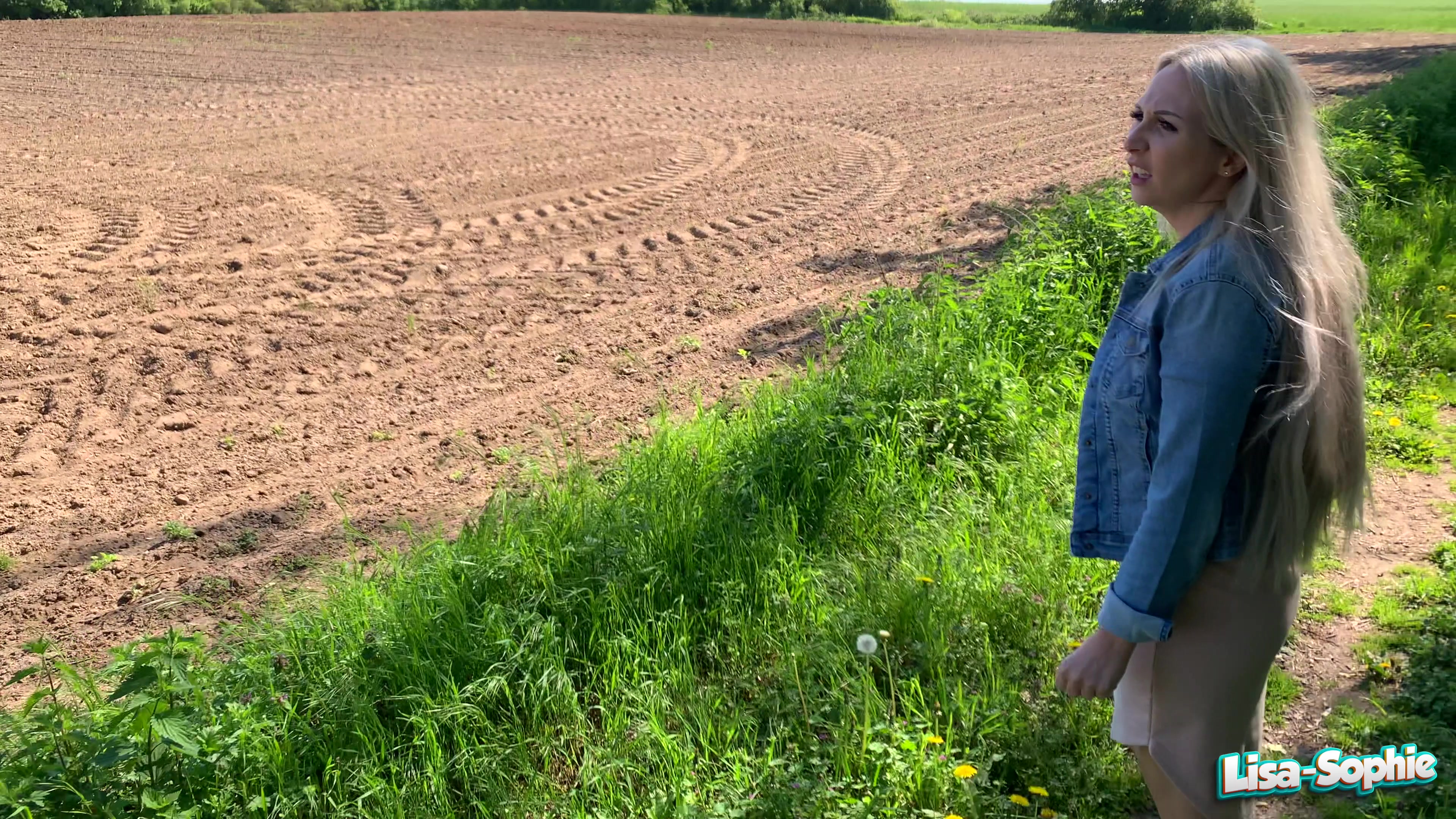 Endlich werden die Temperaturen wieder besser, die Sonne scheint und man kann sich Outdoor vergnügen ! So auch auf unser kleinen Wandertour zum Aussichtsturm, die dann in einem perversen Treiben endete :) Es ging schon oben los, man konnte weit und breit alles sehen und somit auch jeder uns. Ich hatte nichts unter meinem Kleid drunter und fing ihn an zu reizen. Er sprang auch sehr schnell an und die Beule in seiner Hose wurde immer größer. Wir haben es nicht mal bis unten geschafft, da ging es schon los. Er fing mich an zu fingern und meine Fotze zu bearbeiten ! Uns konnte jeder beobachten aber die Geilheit war einfach größer. Unten stand ein Picknick Tisch, auf dem es dann weiter ging. Aus dem fingern wurde geiles hartes fisten, das mich zum ersten Orgasmus brachte. Outdoor ist es einfach so geil und erregend, wenn er seine ganze Faust in meiner Muschi versenkt! Ich wollte aber auch seinen Schwanz spüren und wir fickten auf dem Esstisch weiter, immer mit der Gefahr sofort erwisc