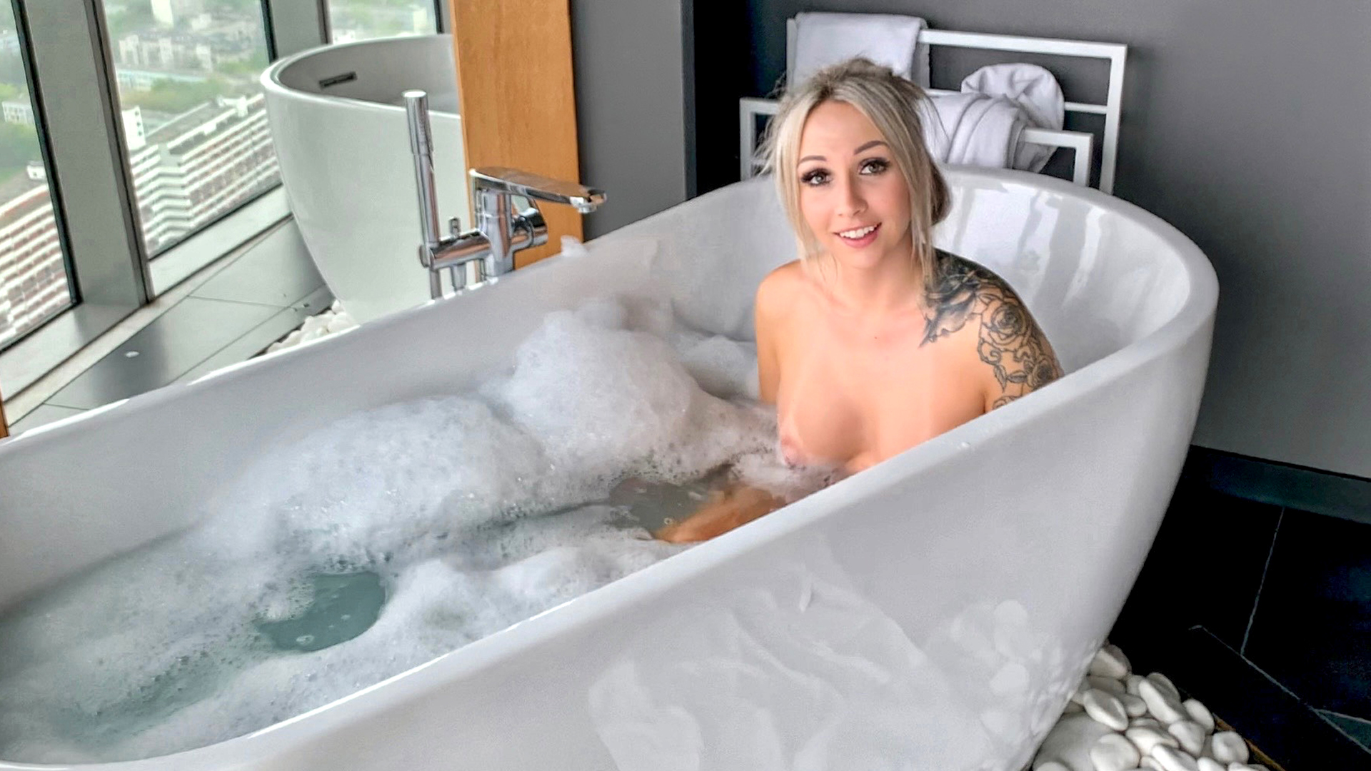 Gummi ?! Fick mich doch einfach in den Arsch ! Extreme Anal Gaping Not macht erfinderisch und ich denke, dass er damit sehr gut gefahren ist :) Wir hatten eine echt geile Nacht, haben es wild getrieben und ich hab ihm das weiße aus dem Schwanz gelutscht. Ich wollte am nächsten Morgen in die zweite Runde gehen und plötzlich eierte er total rum. Ich wusste erst gar nicht, was passiert ist. Er meinte, dass wir keine zweite Runde starten könnten, weil ich nur ein Gummi dabei hatte. Tja doof gelaufen aber nicht bei mir. Ich machte ihm den Vorschlag, dass er mich doch einfach in den Arsch ficken kann. Da wurden seine Augen ganz groß und sein Schwanz noch härter ! Also starteten wir gleich in Runde 2 und es ging direkt in meinen Arsch und was soll ich sagen - was für ein krasser Arschfick. Er hämmerte seinen Prügel tief ins Loch und fickte mich aber sowas von durch. Es wurde immer geiler, als er ihn herauszog und wieder reinsteckte. Dadurch blieb mein Loch immer weiter offen und wir konnten richtig geile Anal-Gaping Spiele machen. Dieses Geräusch d