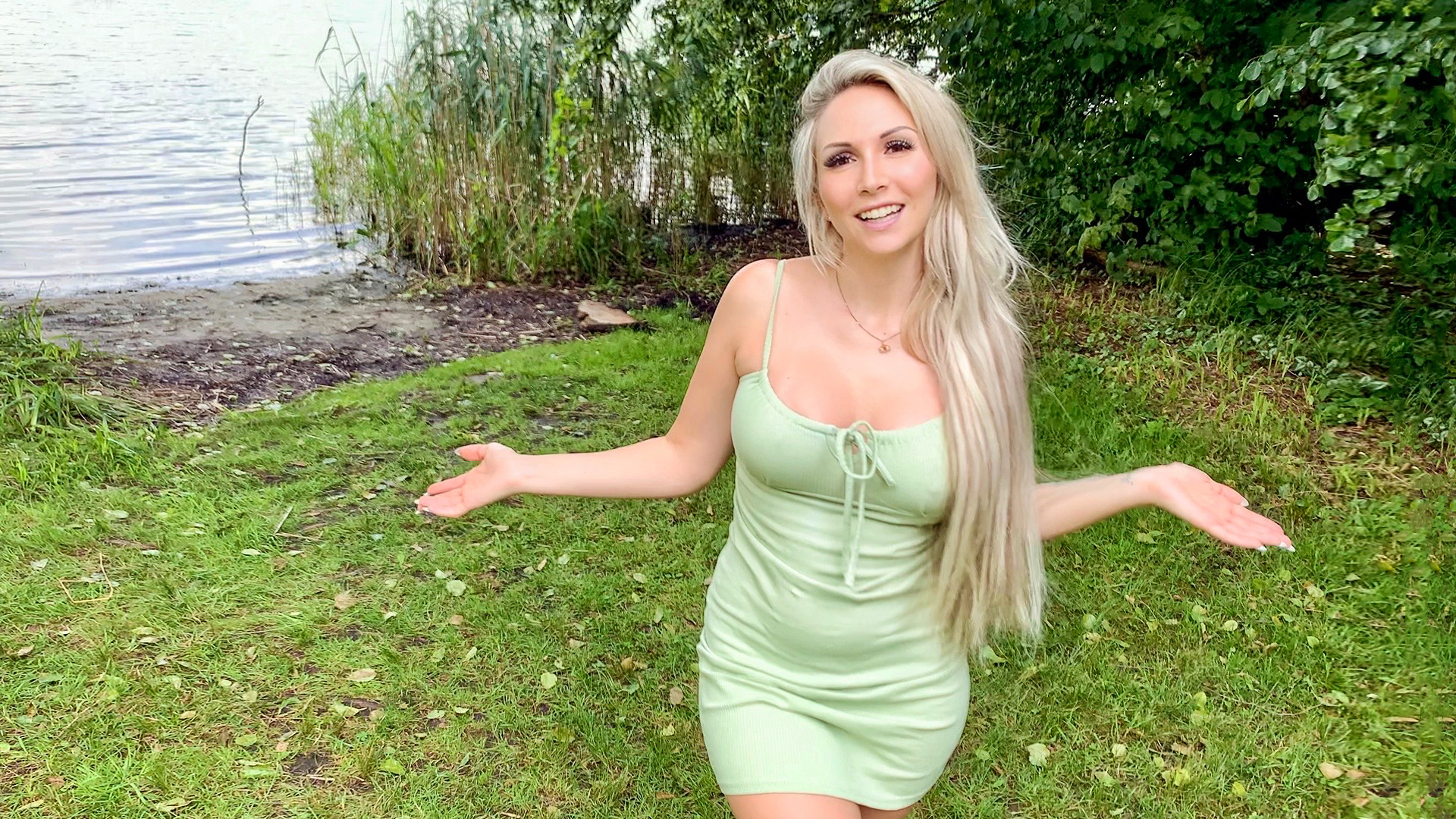 Teenyfotze entjungfert - so war mein erstes Mal ! Sehr viele fragen mich immer, wie mein erstes Mal war und so auch mein Fickbuddy. Er war total neugierig drauf und wollte alles ganz genau wissen. Was passiert ist, welche Stellung und und und... So machte ich ihm ein Vorschlag, den er nicht ablehnen konnte. Ich fragte ihn, ob er Lust hat mein erstes Mal noch einmal zu erleben. Er wusste erst gar nicht, wie ich das meinte, bis ich ihm erklärte, dass wir jetzt einfach ficken werden und ich ihm dabei genau erkläre was damals passiert ist. So konnte er mich noch einmal \