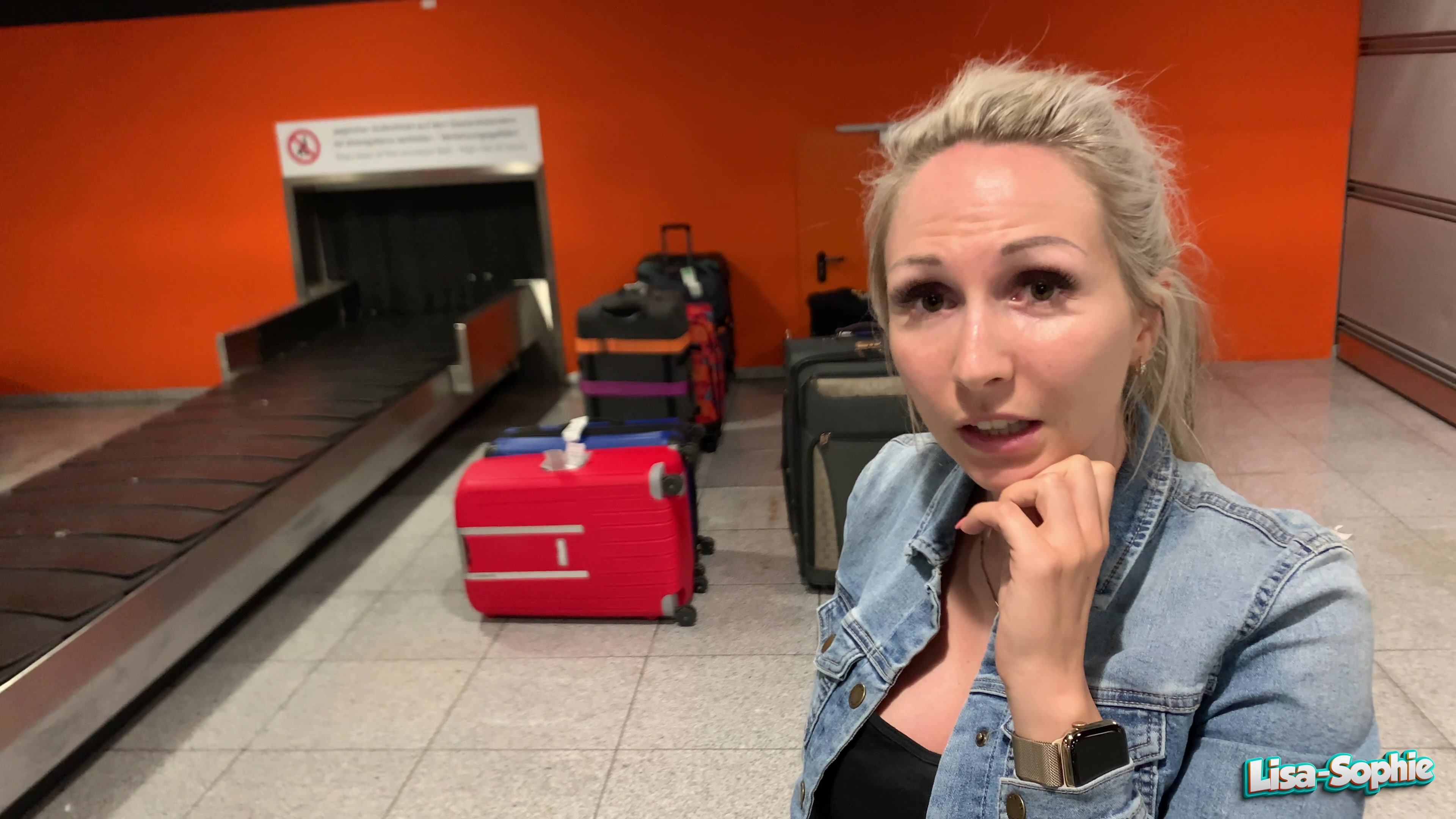 Gerade gelandet, wollte ich nur noch meinen Koffer holen. Plötzlich sprach mich so ein Typ von der Seite an und meinte, dass wir doch im gleichen Flieger waren. Ich konnte mich sogar an ihn erinnern, da er neben mir, beim Einsteigen, stand. Er fragte mich, ob ich eine Unterkunft für eine Nacht kenne. Sein Hotel hat ihm sein Zimmer gestrichen und er wusste absolut nicht wohin. Er tat mich schon ein wenig leid, da es echt schon spät war und er keine Chance hatte irgendwo unterzukommen. Ich machte ihm einen Vorschlag und meinte, dass er auf meiner Couch nächtigen könnte. Am nächsten Morgen kam ich ins Wohnzimmer und wollte ihm einen Kaffee anbieten. Wie ich sehen konnte, freute er sich mich zu sehen, da sein Schwanz wie eine eins stand. Es war ihm total peinlich, weil er gar nicht bemerkt hat, dass keine Decke über sein bestes Stück war. Mir gefiel sehr, was ich da sah und da dachte ich mir, dass der Kaffee warten kann. Ich schnappte mir den prallen Schwanz und fing an ihn zu bear