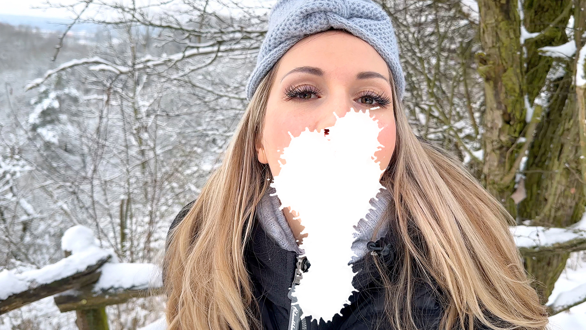 Es gab ja noch einmal richtig viel Neuschnee und das wollte ich unbedingt nutzen und hab mich mit Freunden zum Rodeln verabredet. Ich war als erstes dort, hab gerade auf sie gewartet und war mit meinem Handy beschäftigt. Plötzlich fährt mir so ein unbekannter Typ mit seinen Schlitten in die Beine. Anstatt sich normal zu entschuldigen, haut er mir einen doofen Spruch an die Backe. Er meinte doch ehrlich, dass er mich nicht anbumsen wollte, lachte doof und sagt dann noch, obwohl vielleicht doch. Ich hab ihn nur ausgelacht. Er machte aber weiter mit seiner großen Klappe und fragte, ob ich ihm nicht glauben würde. Da es -5 Grad waren, Schnee ohne Ende, glaubte ich ihm kein Wort. Ich legte es aber auch drauf an und sagte, dass wir ja mal um die Ecke gehen können. Er willigte ein und ja was soll ich sagen, er packte ihn wirklich aus. Tja jetzt durfte ich jedoch nicht kneifen und fing ihn an zu blasen. Plötzlich stand er, wie eine 1 und er wollte ihn auch reinstecken. Ich kniete mit au