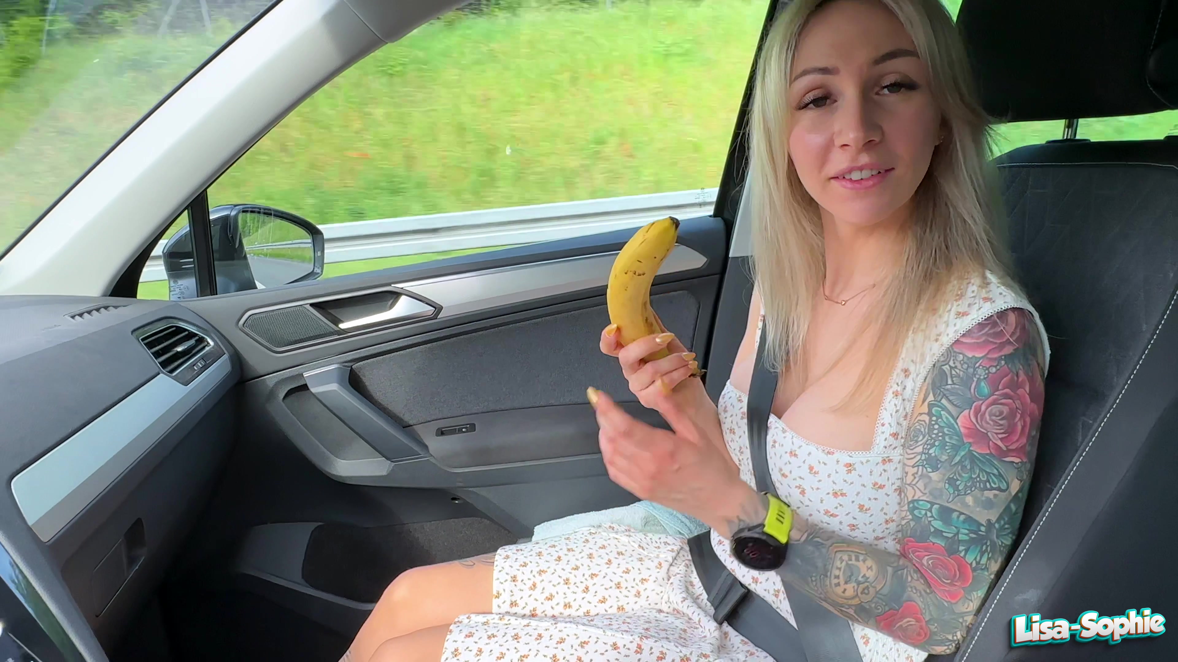 Manchmal überkommt es mich einfach und da reicht schon eine harte Banane aus. Wir waren auf dem Weg nach Dresden und mein Fahrer wollte nur eine Banane essen. Mir sind gleich ein paar andere Gedanken gekommen, als ich das Teil in der Hand hatte. Er schaute nicht schlecht, als ich sie mir in mein Fötzchen schob, als er am fahren war. Ich machte ihn richtig nervös und er brauchte anscheinend erstmal eine kleine Pause. Wir hielten an einem sehr belebten Parkplatz an und er wollte nun endlich seine Banane essen. Mich hat das jedoch so geil gemacht, dass ich jetzt nicht aufhören konnte. Also machte ich weiter und fing an ihn noch geiler zu machen. Es hat auch geklappt, denn plötzlich hatte ich seinen Schwanz im Mund und dabei blieb es auch nicht. Er zog seine Hose, mitten auf dem Parkplatz herunter und steckte mir seinen Schwanz blank rein. Wir fickten auf einem kleinen Pausentisch und zum Finale gab es einen saftigen und fetten Cumshot. Einfach ein geiles Gefühl, so mitten auf den Pa