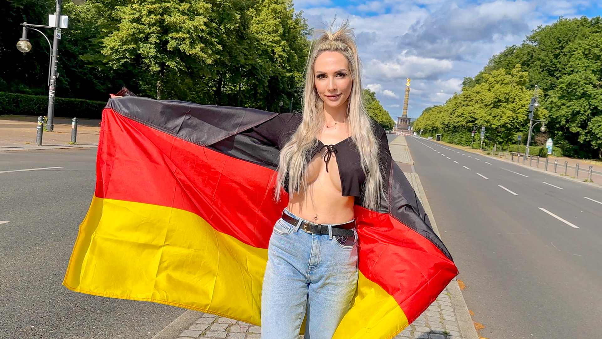 Deutschland gegen Schottland und ich wollte ganz vorne dabei sein. Deshalb bin ich ganz zeitig zur Berliner Fanmeile, um einen der besten vorderen Plätze zu bekommen. Am Eingang angekommen, spricht mich so ein Typ von der Seite an und fragt micht, warum ich so so zeitig da bin. Ich habe ihm mein Vorhaben geschildert und er meinte, dass er mir noch einen besseren Platz verschaffen kann, direkt zwischen den VIPS. Das war natürlich ein mega Angebot und das wollte ich mir nicht entgehen lassen. Ich fragte was er dafür wollte und dann kam es - er wollte SEX ! Verdammt, aber was tut man nicht für den besten Platz. Ich willigte ein und tja was soll ich sagen, der Typ war nicht von schlechten Eltern. Er durfte alle mit mir machen, dass war Bedingung und er schob ihn sofort in den Arsch. Arschficken find ich ja mega aber der Typ zerstörte meinen Arsch komplett. Der fickte so hart rein und tief... FUCK !!! Immer und immer wieder ... tiefer, schneller und härter. Ich wurde ja schon oft anal