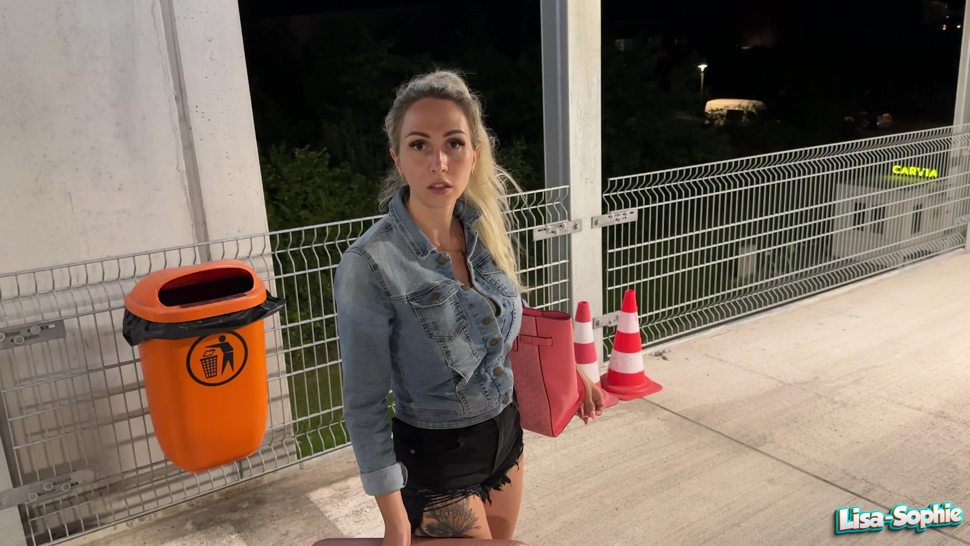 Gerade gelandet, war ich auf dem Weg zu meinem Auto. Im Parkhaus werd ich dann von der Seite angesprochen und ein Typ fragte mich, ob ich ihm helfen könnte. Ich wusste erst gar nicht was er von mir wollte aber dann hat es Klick gemacht. Er hatte seine Tasche verloren mit allen wichtigen Sachen, es war nachts und er wusste nicht wo er schlafen soll. Er tat mir schon echt leid und selber würde man sich ja auch über Hilfe freuen. Ich nahm ihn mit zu mir und er durfte auf meiner Couch schlafen. Am nächsten Morgen war er schon wach, als ich ins Wohnzimmer kam. Ich brauchte unbedingt seine Hilfe, da in meinem Schlafzimmer eine Spinne war. Er stand auf und war komplett nackt. Es war mir echt peinlich, denn er hatte schon einen Halbsteifen. Er meinte er schläft immer nackt und ich starrte auf deinen Schwanz. Er gefiel mir echt gut und ich hatte lange keinen Spass mehr gehabt. Also ging ich im Schlafzimmer aufs Ganze und er machte mit. Puh, konnte er geil ficken und somit durfte er in alle