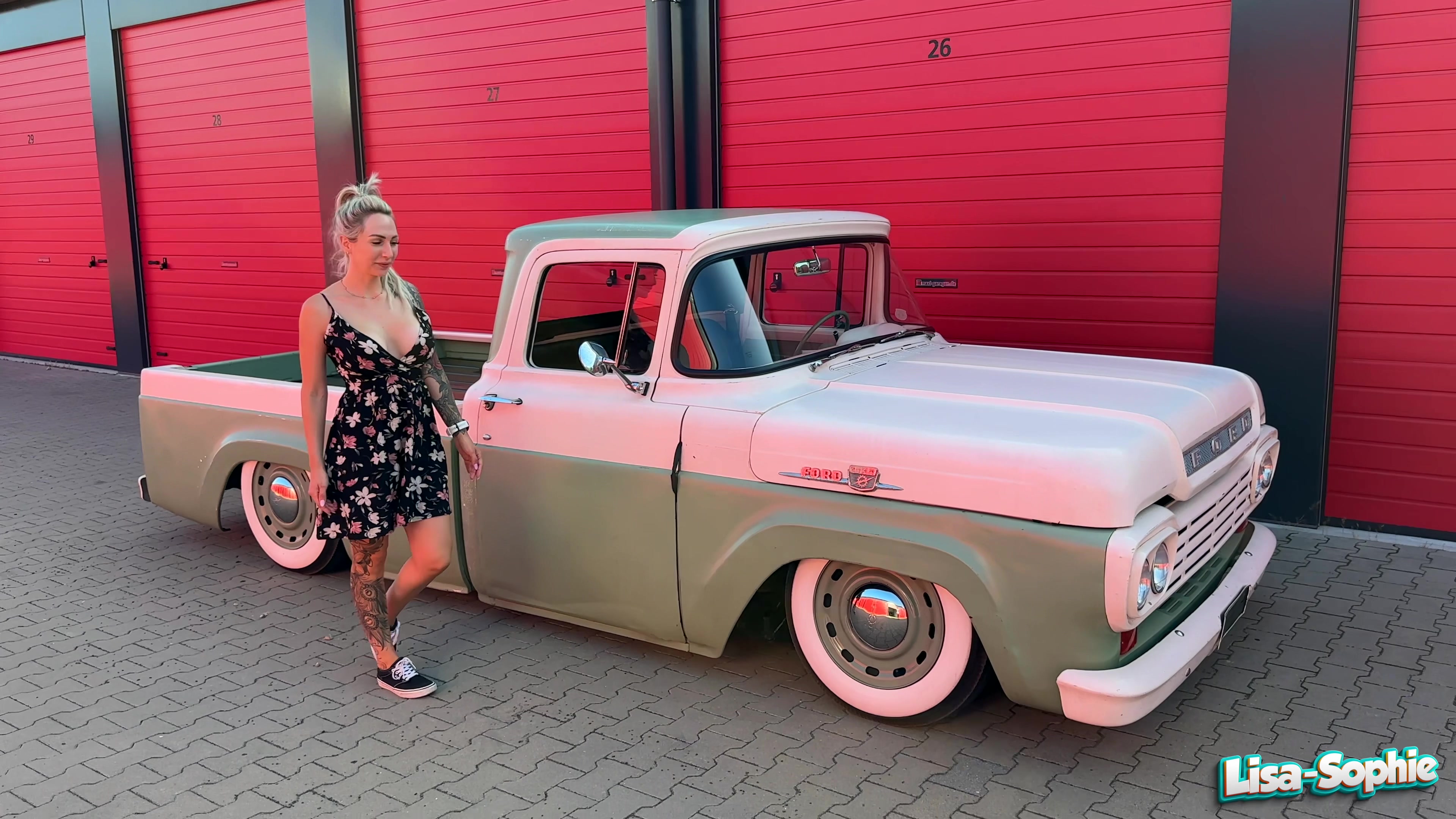 Was für ein geiles Auto und ich musste ihm mir erstmal genau ansehen. Auf einmal stand der Besitzer hinter mir und wir kamen ins Gespräch. Ich muss zugeben, nicht nur der Pickup hat es mir angetan, der Besitzer war auch ein echt süßer. Ich fragte ihn, ob wir eine Runde zusammen damit drehen könnten. Er sagte zum Glück ja und wir fuhren los. Ich fand den Typen immer geiler und dachte mir, jetzt oder nie. Ich griff in seine Hose und spielte an seinem Schwanz rum. Er war total geschockt und musste erstmal anhalten. Dort ging es weiter, ich holte seinen Schwanz aus der Hose und find an zu blasen. Während dessen spielte er an meiner nassen Pussy. Der Verkehr fuhr munter an uns vorbei aber das störte uns beide nicht. Er wollte dann mehr und ich auch. So fuhren wir weiter und dann ging es richtig ab. Er legte mich auf die Ladefläche und steckte ihn blank rein. Es fühlte sich so geil an, als er mich tief und hart stieß ! Immer und immer wieder tief in meine nasse Pussy. Ich wollte s