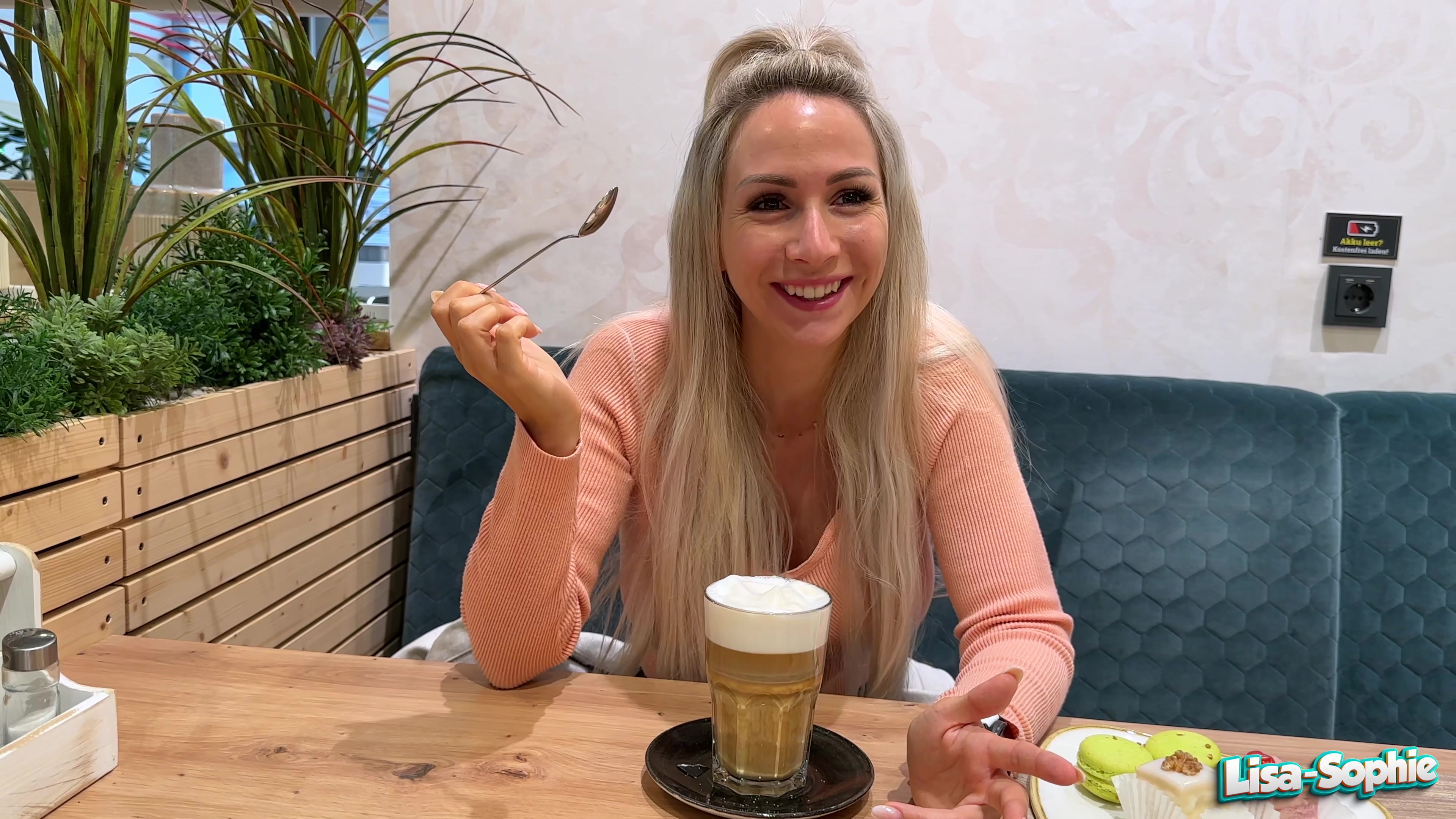 Mein Buddy war die ganzen Tage schon sowas von notgeil. Er konnte die ganze Zeit nur ans ficken denken. Wir waren gerade ein Kaffee trinken und ich bestellte mir eine \