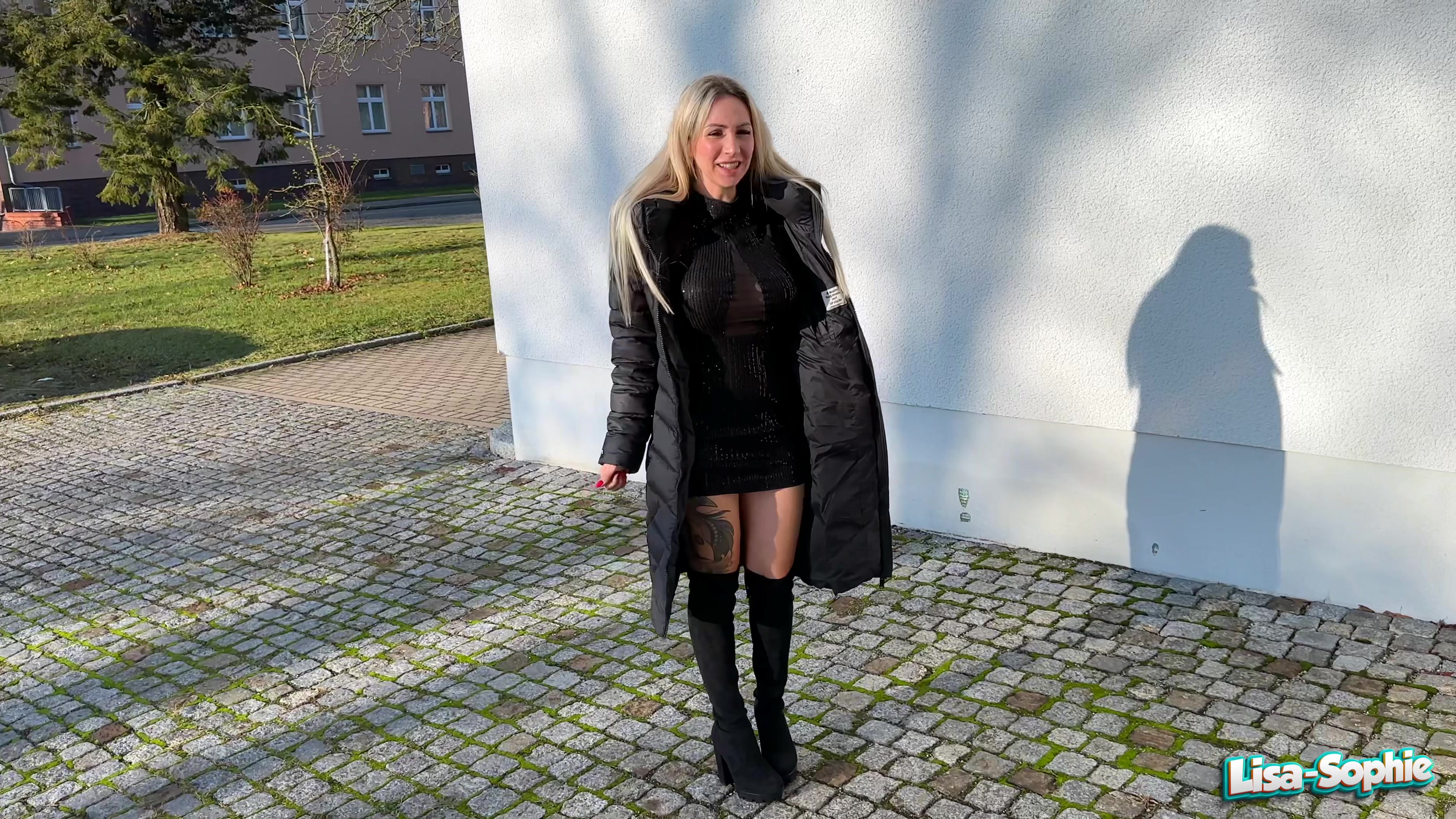 Alle Jahre wieder stand die Weihnachtsfeier im Büro an. Dieses Mal wollte ich auffallen und ich hab das kleine schwarze aus dem Schrank geholt. Dieses Kleid ist perfekt, um die Kollegen wild zu machen. Dazu gab es noch die schwarzen Overknee-Stiefel. Das perfekte Outfit für die Weihnachtsfeier und den ganzen notgeilen Kollegen. Als ich ankam war ich der Blickfang Nummer 1 und die Kerle kamen reihenweise an. Natürlich wollte ich auch meinen Spass und ich hatte freie Auswahl. Was dann passierte, dass werden sie nicht so schnell vergessen ;)