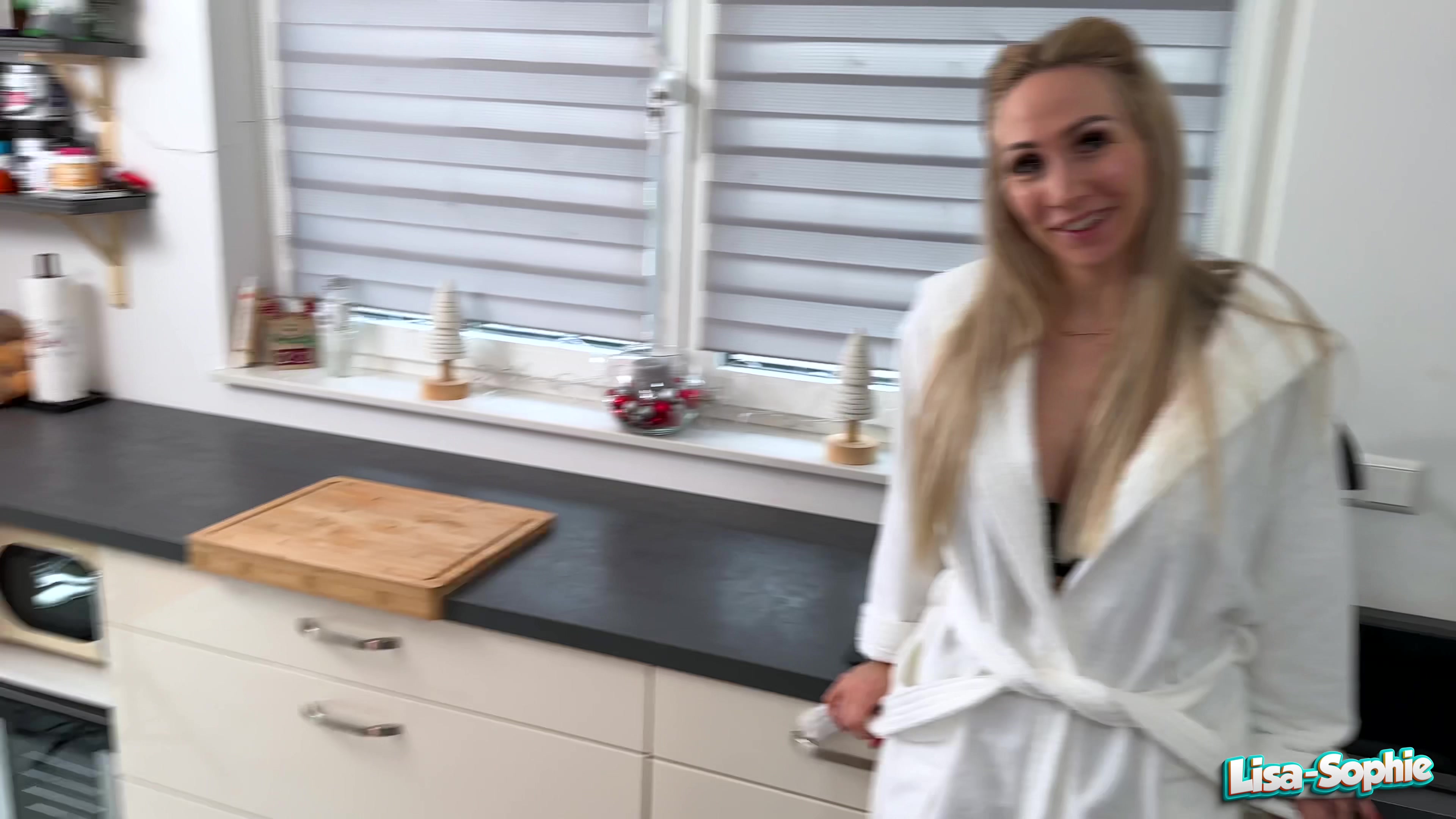 Damit hat der Jungschwanz nicht gerechnet, als sein Chef ihn schon vorgeschickt hat. Ich hatte nämlich einen Termin mit dem Elektriker und der Azubi war überpünktlich. Bedeutete, er platzte voll in einen Pornodreh. Also es war kurz davor und mein Drehpartner verspätete sich, was ich in diesem Moment aber gar nicht so schlimm fand. Der Azubi war mega süß und warum nicht ihn dazu benutzen. Er war echt schüchtern aber ich wusste, was ich machen muss, damit er gehorchte. Sein Prügel hatte eine beachtliche Größe und stand wie eine eins. Er durfte ihn auch blank in meine Fotze schieben und wir legten los. Er konnte gut ficken und wusste schnell, was meine gierige Fotze brauchte. Wir fickten in mehreren Stellungen und weil er so gut war, dufte er mir einen fetten Cumshot verpassen. Er spritzte eine ordentliche Ladung in mein Gesicht und Mund !