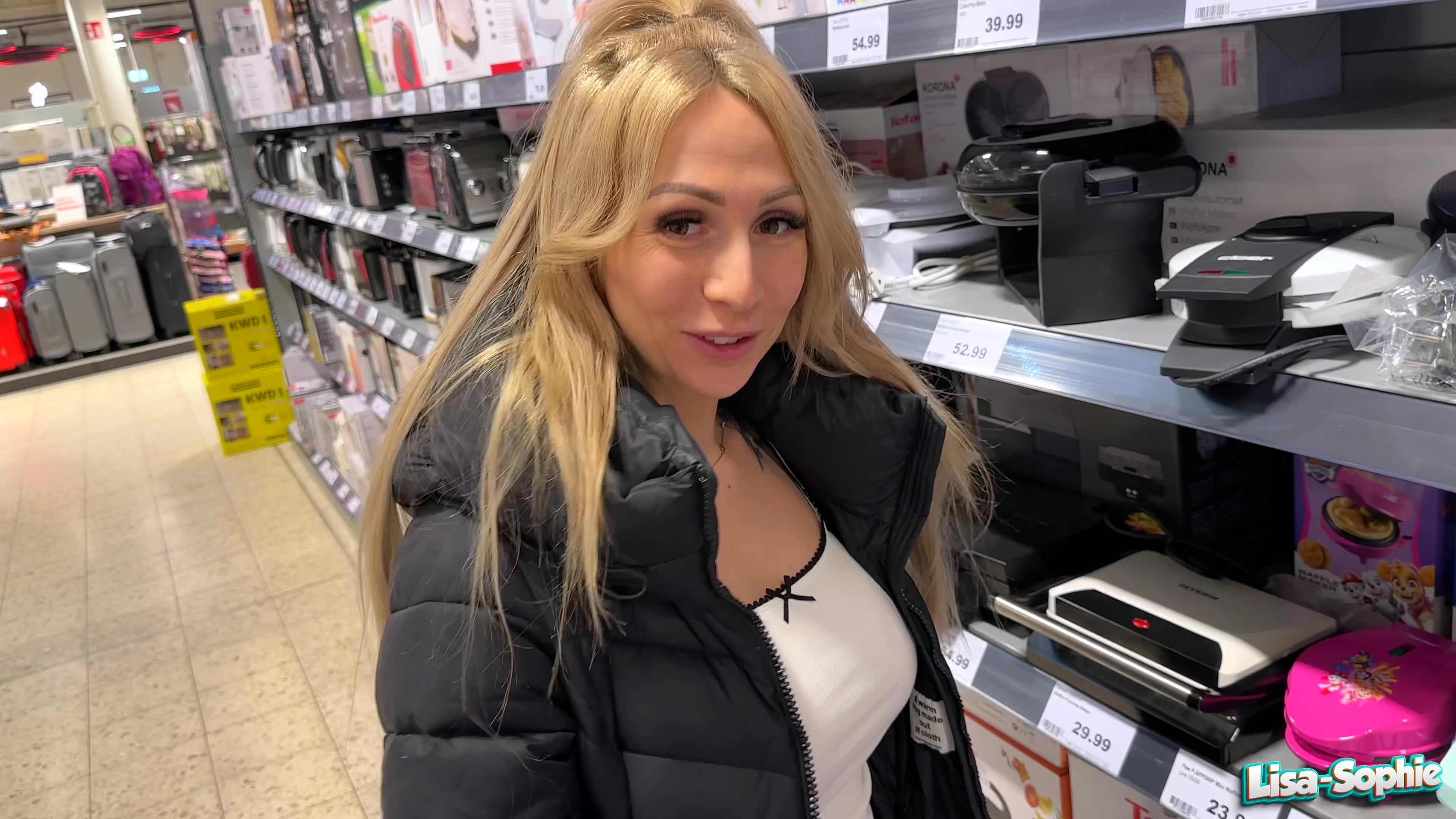 Ich war gerade einkaufen, da bemerkte ich diesen Typen. Was ich aber noch bemerkte war, dass in seinem Einkaufskorb eine Packung Kondome lag mit der Aufschrift XXL ! Das machte mich extrem neugierig, denn der Typ sah echt süß und wenn er wirklich XXL Kondome braucht - Jackpot für meine zarte Pussy !!! Ich lächelte ihn an und verwickelte ihn in ein Gespräch. Ich lenkte alles auf die Packung Kondome und fragte ihn dann direkt, ob er die wirklich braucht. Er meinte ganz selbstbewusst, dass er die wirklich brauche, da alle anderen zu klein wären. Das machte mich noch weiter neugierig und ich ging in die Vollen. Ich wollte nämlich wissen, ob das wirklich stimmt und fragte frech nach einem ONS. Zu meinem Glück sagte er sogar ja und der Weg war frei für einen echten XXL Schwanz. Ich war so aufgeregt und feucht. Als wir dann zu Hause waren ging es auch sofort los... Hose runter und dann das - BOOOOM !!!!