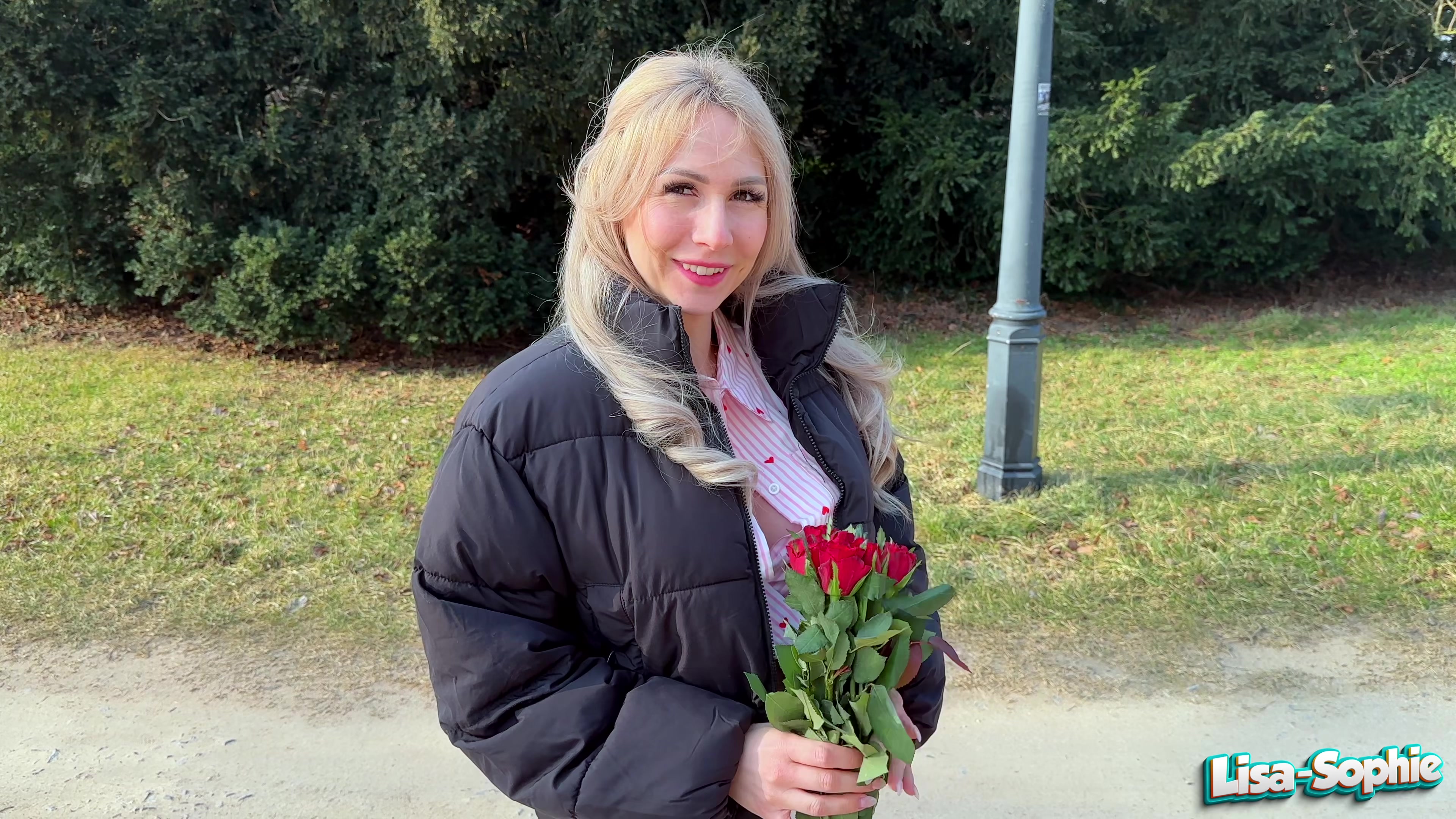 Der Tag der Liebe und alle verbringen ihren Valentinstag mit ihrem Schatz. Nur ich war alleine unterwegs und wollte noch etwas erledigen. Auf einmal spricht mich jemand von der Seite an und drückt mir einen Strauß rote Rosen in die Hand. Bevor ich etwas dazu sagen konnte, wünschte er mir einen schönen Valentinstag und meinte, dass die rosen für mich sein. Ich war etwas sprachlos, da ich den Typen noch nie vorher gesehen hatte. Er meinte, dass er mich sehr attraktiv fand und er gerade von seiner Freundin kommt, die aber mit seinem besten Freund im Bett war. Der arme Kerl tat mir richtig leid und das am Valentinstag. Da kam mir aber eine geile Idee und ich fragte ihn, ob er mit zu mir kommen möchte. Er willigte ein und als wir bei mir waren wollte ich die Kamera, viel Gleitgel und einen Dildo. Er schaute mich mit großen Augen an und ich sagte nur zu ihm \