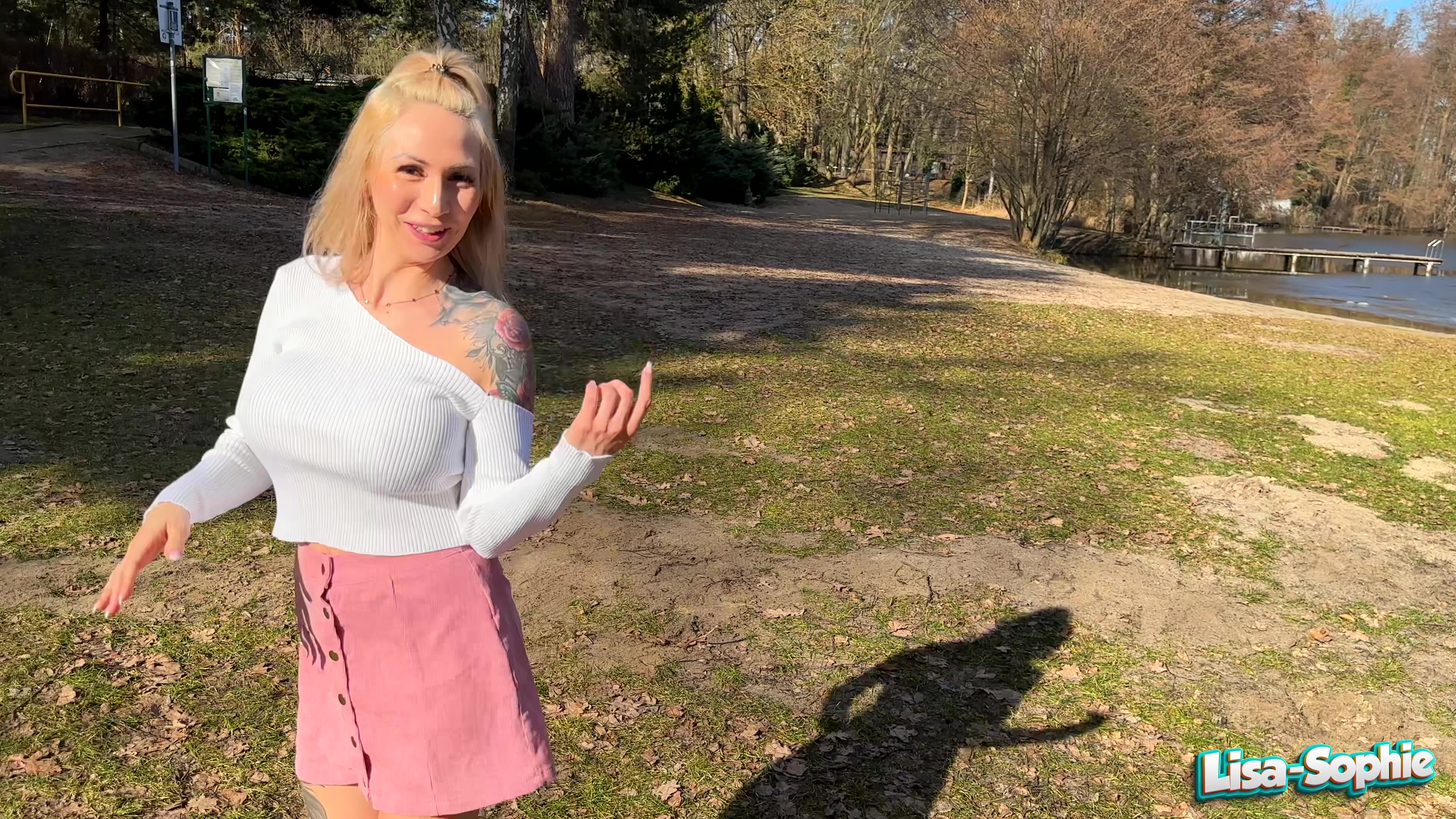 Endlich wieder Sonne, die Temperaturen waren auch im zweistelligen Bereich und wir waren am See unterwegs. Ich hab mir dafür eine kleine Überraschung einfallen lassen und mir einen Plug in den Arsch gesteckt. Damit hat er absolut nicht gerechnet und die Freude war groß, als ich ihm am See meinen Prallen Arsch zeigte. Der Plug funkelte in der Sonne und ich meinte zu ihm, dass es zu Hause dann weitergeht mit meinem Arsch. Wir drehten sofort um und fuhren ab nach Hause, denn er konnte es gar nicht erwarten tief in meinen Arsch einzudringen. Er zog den Plug langsam raus und fing an meinen Arsch zu lecken. Seine Zunge drang tief in mich ein. Dann dehnten wir mein Loch immer weiter und er schob seinen harten Schwanz tief in mich hinein. Krank, wie er mein Arsch zerfickte. Er hämmerte gnadenlos mit seinem Schwanz rein und ich schrie so heftig war es. Er fickte und fickte weiter und es kam ein Orgasmus nach dem anderen !!! Plötzlich explodierte er und verteile seine Sahne auf meinem ganze