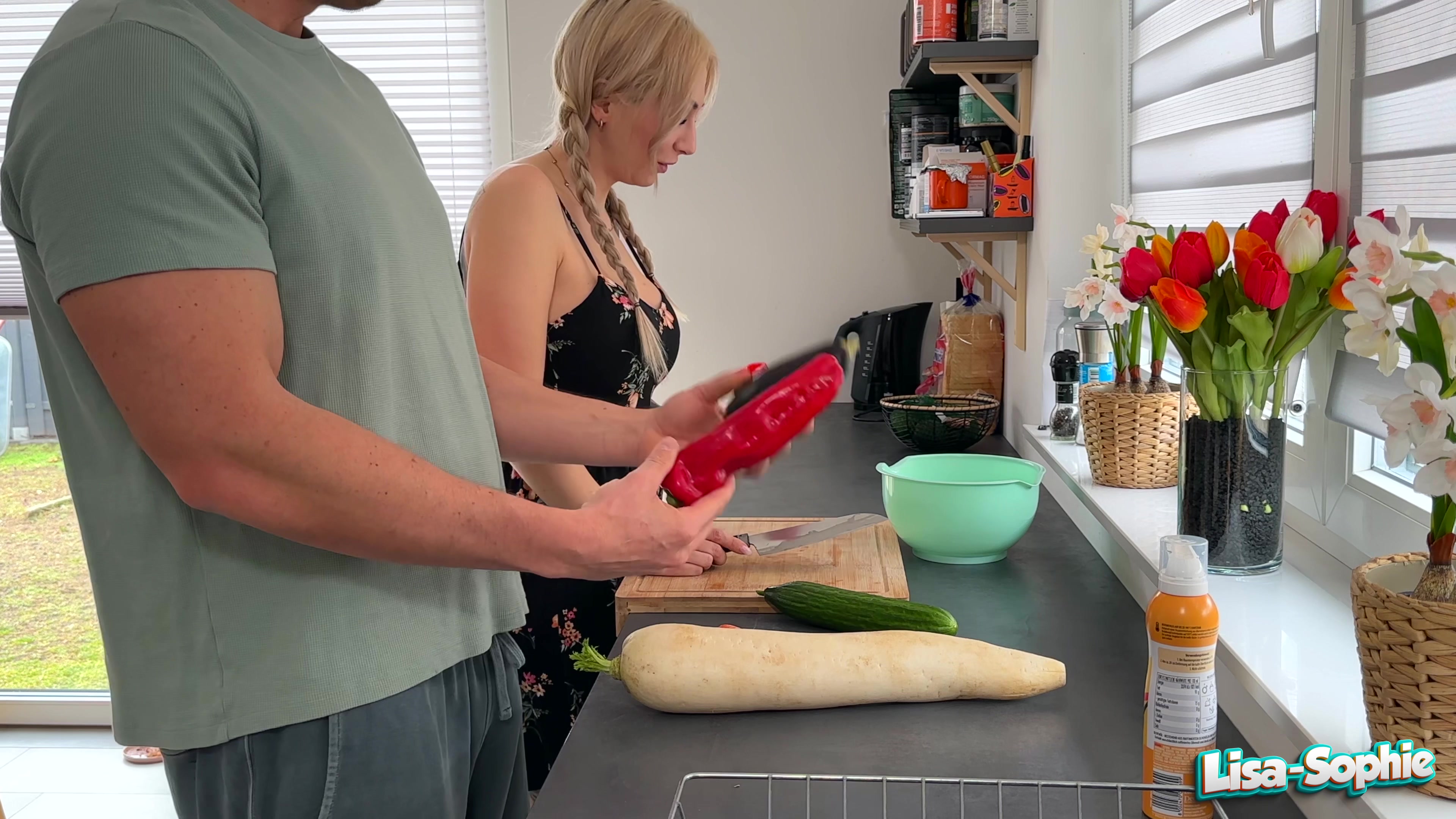 Ich war gerade dabei, mir etwas Leckeres zu kochen, als es plötzlich an der Tür klingelte. Zu meiner Überraschung stand mein Nachbar. Er hatte sich ausgesperrt und fragte, ob er kurz bei mir warten könne. Natürlich hatte ich nichts dagegen. Während ich das Gemüse vorbereitete, fiel sein Blick auf den dicken Rettich, die Aubergine und die Gurke. Ich bemerkte sofort, wie seine Gedanken in eine andere Richtung drifteten. Als er schließlich fragte, ob ich das wirklich unten reinbekommen würde, wusste ich, dass wir auf eine ganz andere Art „kochen“ würden. Er konnte meine Antwort nicht glauben – also musste ich es ihm beweisen. Ab diesem Moment wurde es hemmungslos. Das Gemüse blieb nicht nur zur Dekoration, sondern fand seinen Einsatz. Doch wir blieben nicht bei diesen Spielereien – er wollte mich ganz, ohne Zurückhaltung. Sein Verlangen wurde intensiver, und bald schon spürte ich ihn tief in mir. Kein Loch blieb unberührt, keine Grenze unangetastet. Als er schließli