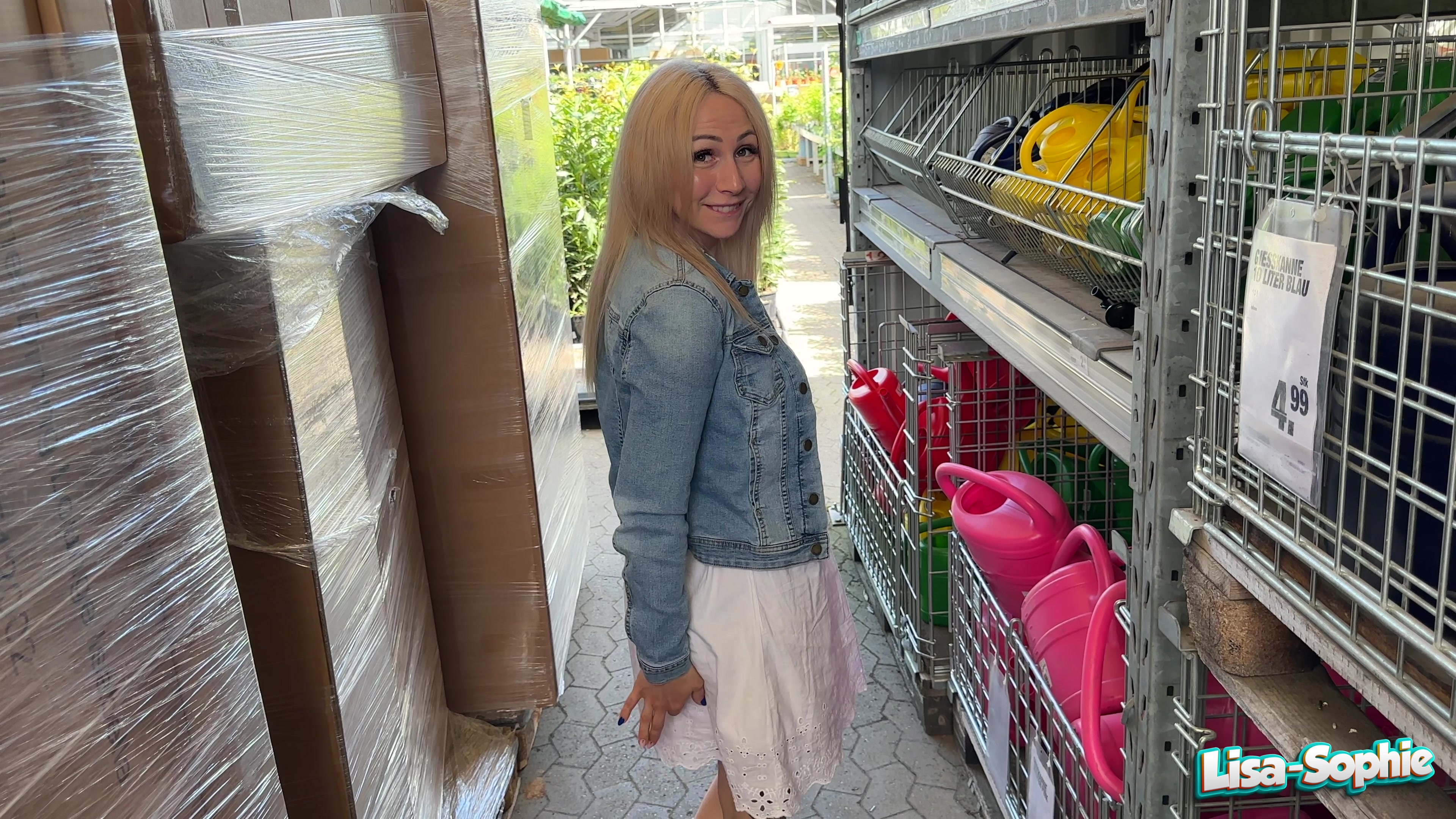 Letzte Woche habe ich ihn mit meiner Muschipumpe überrascht und er durfte sich ausgiebig an meiner aufgepumpten Pussy vergnügen. Es war einfach mehr als geil und ich wollte mir eine neue geile Überraschung überlegen. Mir ist auch gleich etwas in den Sinn gekommen und da er noch in den Baumarkt wollte, passte mir das perfekt dafür. Ich setzte mir nämlich meinen krassen Analhaken ein. Das Teil ist echt hardcore. Ein fetter Haken aus Metall, der anal eingeführt wird und mit einem Gürtel hält. Er merkte nichts davon und als wir im Baumarkt angekommen waren, hob ich mein Kleidchen vor ihm. Der Analhaken blitzte hervor und er traute seinen Augen nicht. Die Überraschung ist mir definitiv gelungen aber dann überraschte er mich und damit hab ich mal so gar nicht gerechnet ...