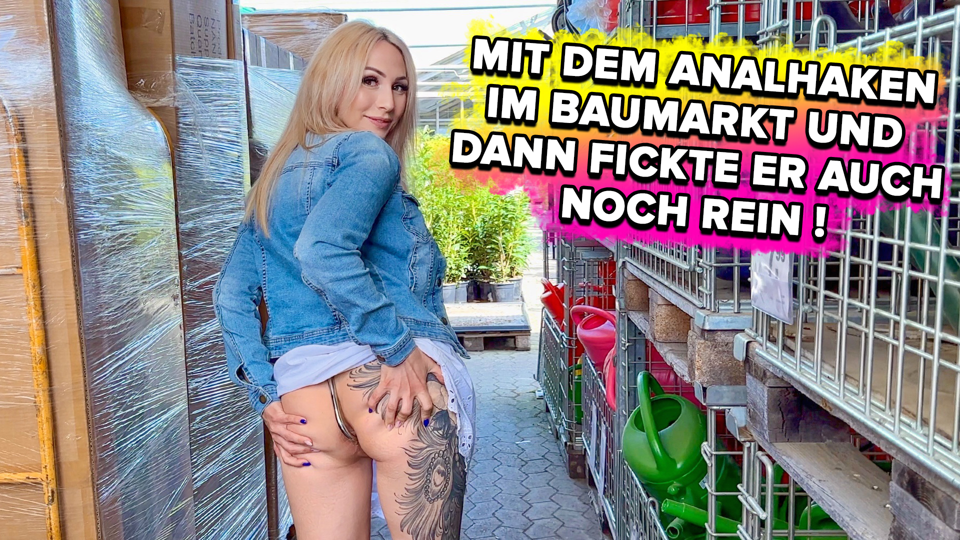 Mit dem Analhaken im Baumarkt und dann fickte er auch noch rein! Letzte Woche habe ich ihn mit meiner Muschipumpe überrascht und er durfte sich ausgiebig an meiner aufgepumpten Pussy vergnügen. Es war einfach mehr als geil und ich wollte mir eine neue geile Überraschung überlegen. Mir ist auch gleich etwas in den Sinn gekommen und da er noch in den Baumarkt wollte, passte mir das perfekt dafür. Ich setzte mir nämlich meinen krassen Analhaken ein. Das Teil ist echt hardcore. Ein fetter Haken aus Metall, der anal eingeführt wird und mit einem Gürtel hält. Er merkte nichts davon und als wir im Baumarkt angekommen waren, hob ich mein Kleidchen vor ihm. Der Analhaken blitzte hervor und er traute seinen Augen nicht. Die Überraschung ist mir definitiv gelungen aber dann überraschte er mich und damit hab ich mal so gar nicht gerechnet ...