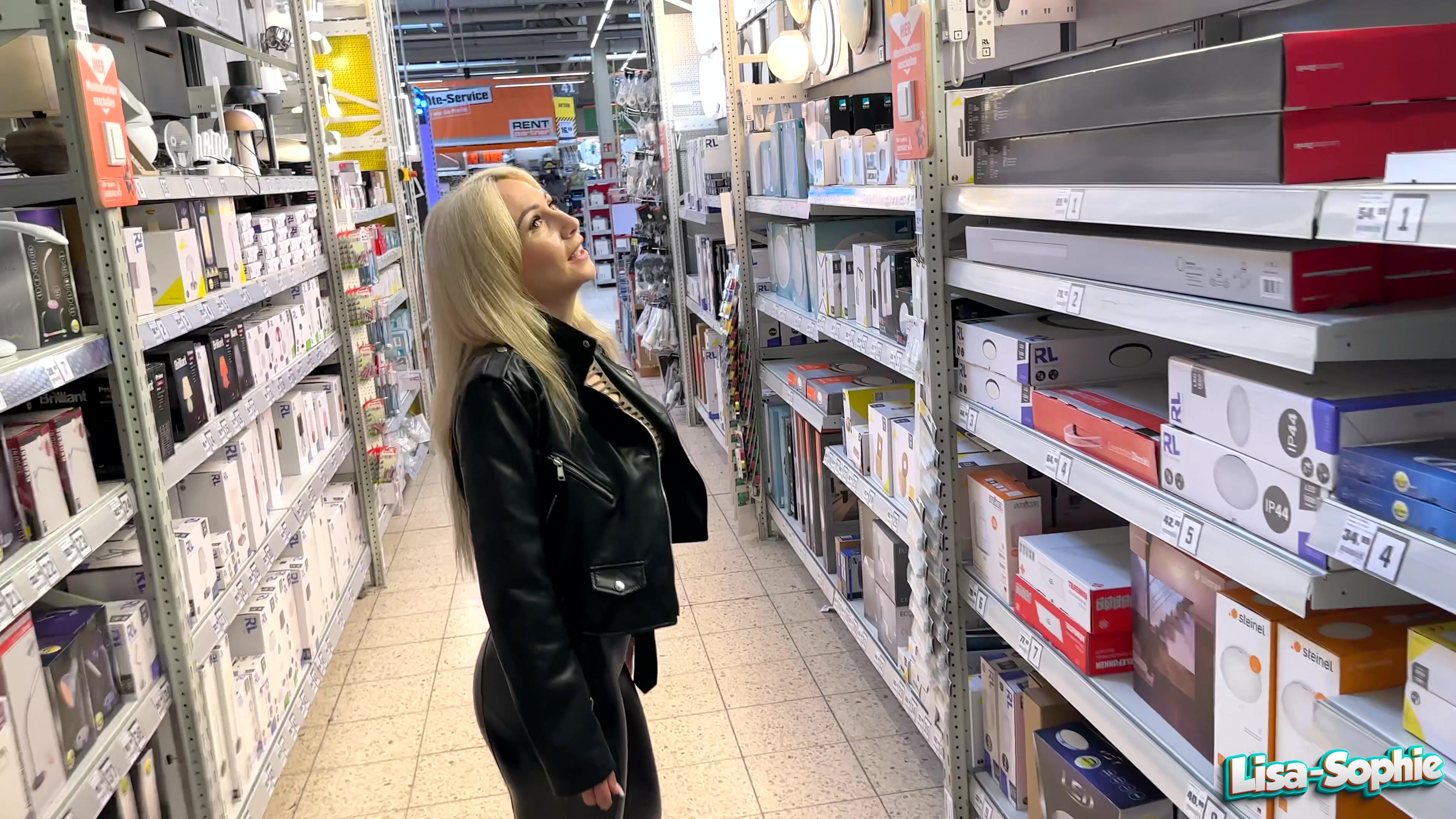 Ich war gerade im Baumarkt, da ich eine neue Lampe brauchte. Ich hatte mein Shiny Wetlook Leggings an und meine Lederjacke. Als ich am stöbern war, lief mir mein Nachbar über den weg. Wir kamen ins Gespräch und ich fragte ihn, ob er mir später meine Lampe anbauen könnte. Er hatte nichts dagegen und meinte, dass er später vorbei kommt. Auf ihn ist verlass und wenig später klingelte es an der Tür. Als ich ihm zeigte, wo die Lampe angebaut werden soll, war ich plötzlich auf Schritthöhe bei ihm und er fing laut an zu lachen. Ich fragte, was gerade seine Gedanken waren. Er grinste nur und da wusste ich, was er gerade gedacht hat. Ich zog ihm die Hose herunter, nahm sein Schwanz und steckte ihn in meinen Mund. Ich fragte, ob das seine Gedanken waren und fing an ihn zu blasen. Das Teil stand sofort und ich wollte ihn auch in mir spüren. Ich zog die Leggings ein Stück herunter, zog den Arsch auseinander und er drang in meine Pussy ein . Er fickte richtig gut und hatte dann einen sp