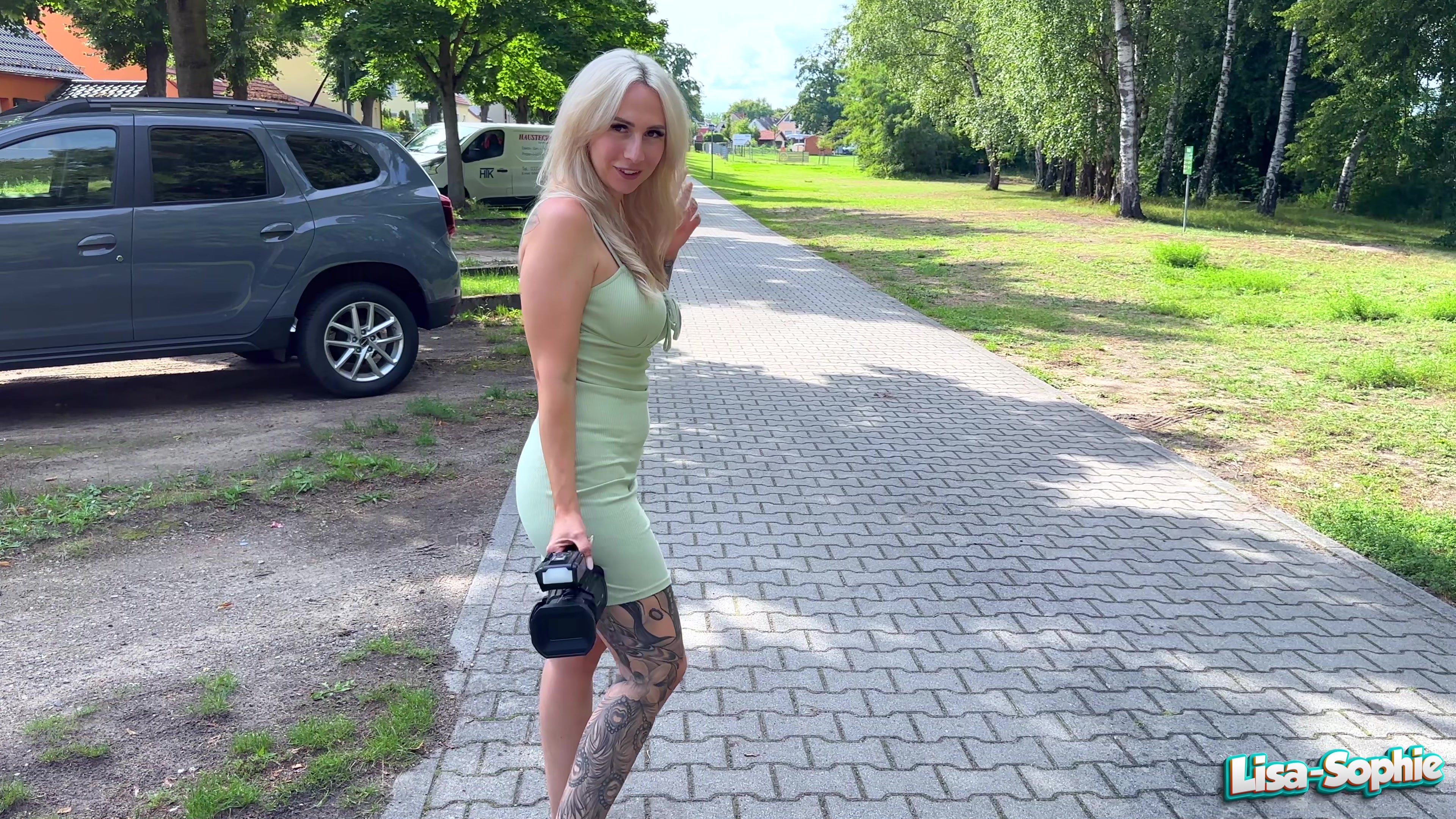 Dreistigkeit siegt – und das war mal wieder das beste Beispiel! Ich hatte mich mit einem Typen zum Pornodreh verabredet. Geplant war eine heiße Outdoornummer am See. Ich war pünktlich da, aber weit und breit war niemand zu sehen. Nach zehn Minuten kam ein Mann vorbei, und ich dachte erst, das sei mein Drehpartner. Aber Fehlanzeige – er wusste von nichts und hatte auch einen ganz anderen Namen. Ich wurde also eiskalt versetzt. Aber warum nicht einfach mal dreist sein? Ich fragte ihn kurzerhand, ob er nicht spontan Lust hätte, einen Porno mit mir zu drehen. Erst dachte er, ich würde ihn verarschen, aber ich meinte es völlig ernst – schließlich brauchte ich Ersatz. Er zögerte kurz, überlegte hin und her… und dann sagte er tatsächlich zu. Mission erfüllt – ich hatte meinen spontanen Ficker gefunden.