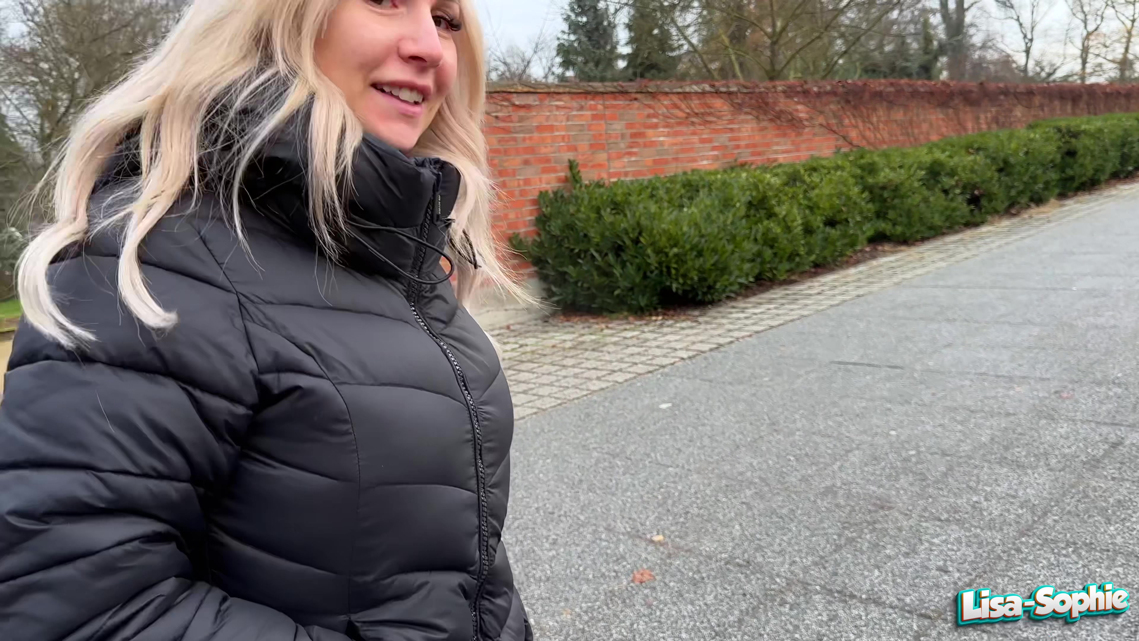 Wir waren auf dem Weg ins Schwimmbad und waren so geil, dass wir unterwegs hielten und ich schon vorab seinen Schwanz verwöhnte. Er bekam einen richtig saftigen Blowjob von mir. Kurz bevor er kommen wollte, hörte ich aber auch. Er war total entsetzt aber ich versprach ihm, dass wir in der Therme weitermachen. Er hielt es gar nicht aus, so geil war er und fing dann dort auch sofort an bzw. ich sollte weitermachen, wo ich aufgehört hatte. Ich lutschte seinen Schwanz wieder hart und dieses Mal durfte er ihn noch reinstecken. Mir mussten total leise sein, denn um uns herum waren überall Leute. Er fickte mich schön blank durch und auch ich war mega Horny. So geil, dass ich erstmal squirten musste. Er spritzte zum Höhepunkt seinen ganzen Saft auf meine Titten und Gesicht. Ich hoffe doch, dass uns keiner bemerkt hat, denn so leise waren wir dann zwischen durch doch nicht mehr ... aber ich liebe es, wenn man jeder Zeit erwischt werden könnte, dass macht die Sache noch viel geiler !