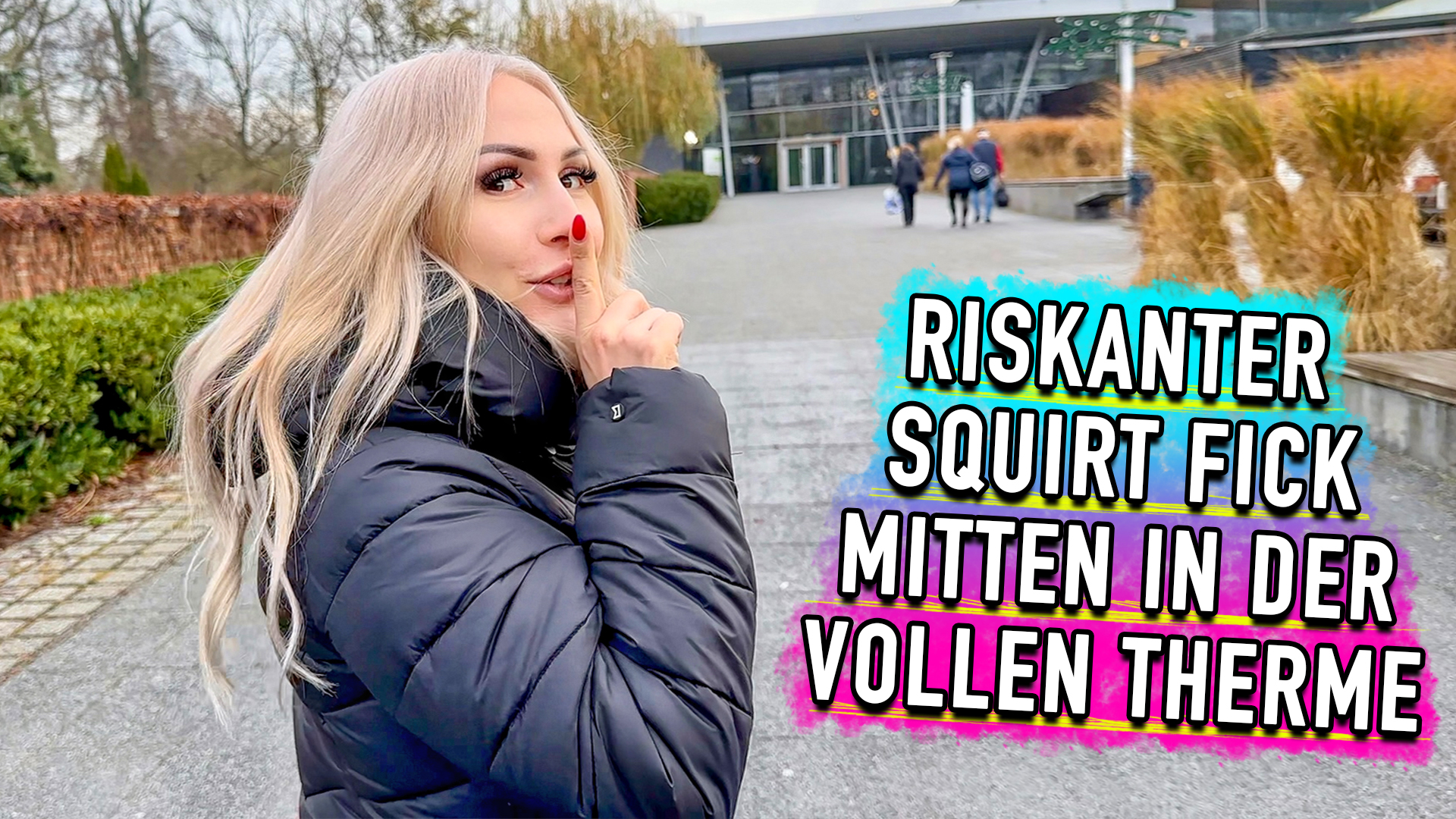 Riskanter Squirt Fick mitten in der vollen Therme! Wir waren auf dem Weg ins Schwimmbad und waren so geil, dass wir unterwegs hielten und ich schon vorab seinen Schwanz verwöhnte. Er bekam einen richtig saftigen Blowjob von mir. Kurz bevor er kommen wollte, hörte ich aber auch. Er war total entsetzt aber ich versprach ihm, dass wir in der Therme weitermachen. Er hielt es gar nicht aus, so geil war er und fing dann dort auch sofort an bzw. ich sollte weitermachen, wo ich aufgehört hatte. Ich lutschte seinen Schwanz wieder hart und dieses Mal durfte er ihn noch reinstecken. Mir mussten total leise sein, denn um uns herum waren überall Leute. Er fickte mich schön blank durch und auch ich war mega Horny. So geil, dass ich erstmal squirten musste. Er spritzte zum Höhepunkt seinen ganzen Saft auf meine Titten und Gesicht. Ich hoffe doch, dass uns keiner bemerkt hat, denn so leise waren wir dann zwischen durch doch nicht mehr ... aber ich liebe es, wenn man jeder Zeit erwischt werden könnte, dass macht die Sache noch viel geiler !