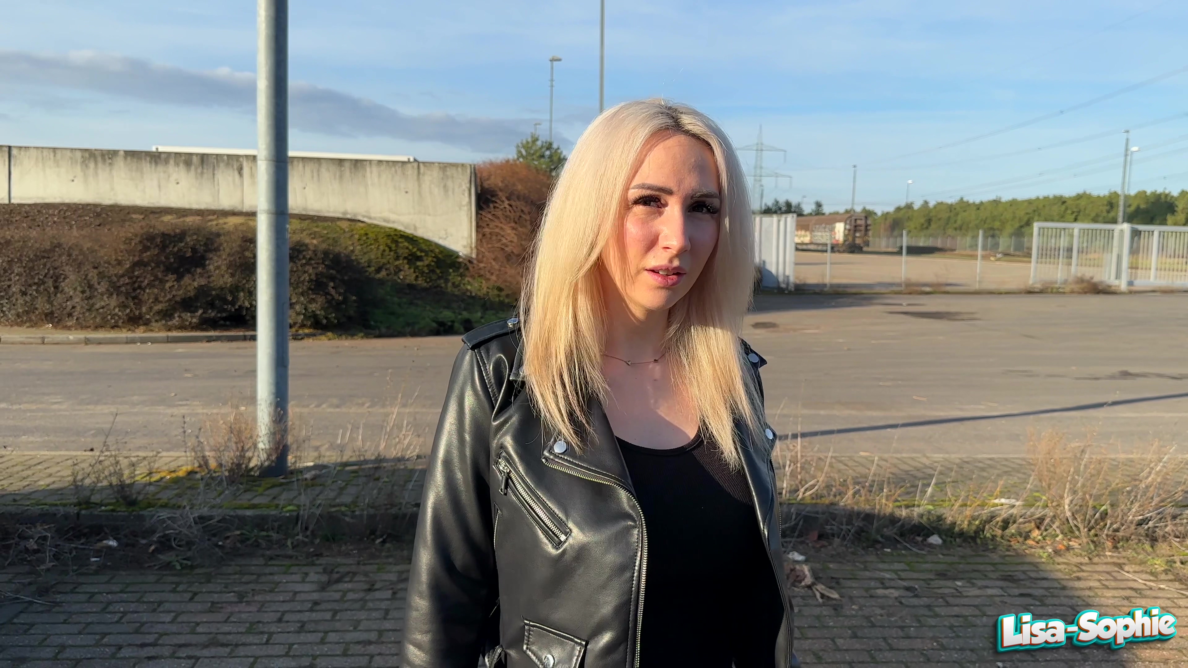 Die Weihnachtsfeier der Firma stand kurz bevor und eigentlich sollte mich mein neuer Freund hinfahren. Er hatte aber plötzlich andere Pläne und sagte mir kurz davor ab. Ich war total sauer auf ihn, wusste nicht, wie ich zur Feier kommen sollte. Mein Chef hat das Telefonat aber mit ihm mitbekommen und fragte mich, ob er mich mitnehmen soll. Ich fand das total nett von ihm und so konnte ich ihm auch etwas näher kommen. Ich fand ihn schon lange heiß aber er war verheiratet. Im Auto erfuhr ich, dass er nicht mehr mit seiner Ehefrau zusammen ist und da ging ich aufs ganze ! Er biss sofort an und mir machten auf dem Weg zu Weihnachtsfeier noch einen kleinen Abstecher an den Straßenrand. Ich lutschte ihm schön seinen harten Schwanz und er fragte mich, ob er mich ficken darf. Natürlich sagte ich ja und er schob seinen harten Schwanz blank in meine Pussy. Er fickte mich direkt am Straßenrand durch. Ich wollte seine Ladung im Gesicht, kniete vor ihm am und er spritze mich voll !