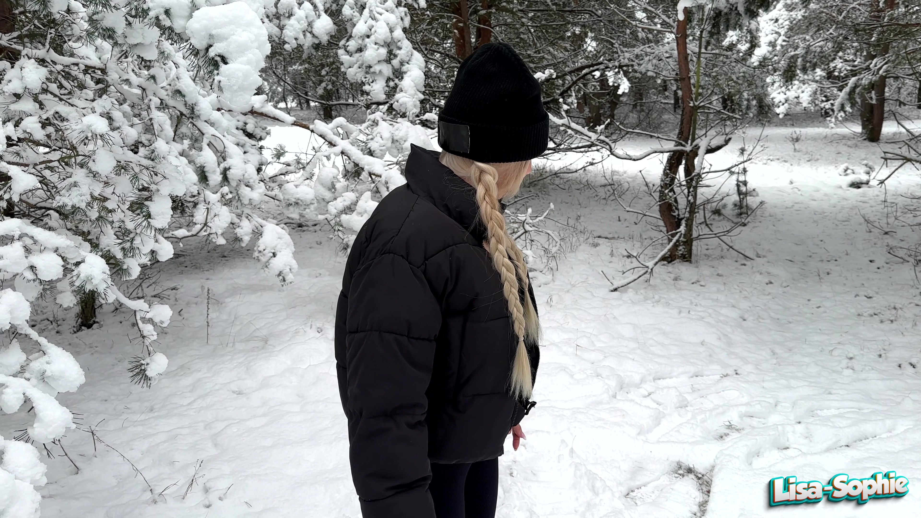 Eine halbe Stunde sind wir schon durch den Wald gelaufen und ich war mir so sicher, dass dort der Rodelberg war. Leider haben wir nur einen sehr kleinen gefunden und mein Fickbuddy war schon mega demotiviert. Da kam ich auf eine Idee, wie ich die Stimmung wieder heben kann. Ich zog ihm die Hose runter, nahm seinen Schwanz und fing einfach an zu blasen. Ich hätte nicht gedacht, dass der Schwanz bei -8 Grad so steht. Deshalb blieb es nicht beim blasen. Es gab zwar ein kleines Startproblem, dann ging es aber ab ! Er fickte mich schön hart durch, direkt am Weg, wo uns jeder sehen konnte. Uns war es egal. Als weitere Motivation spritze er mir noch seine ganze Spermaladung ins Gesicht und Mund....