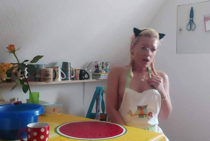 Erotic-Eve: die Küchenfee macht es sich selbst ...