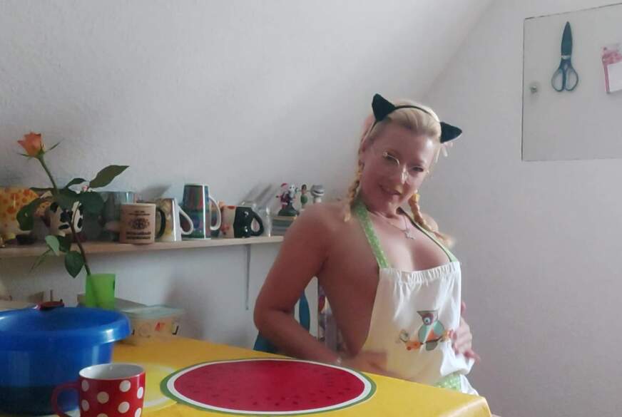 Erotic-Eve: die Küchenfee macht es sich selbst ...