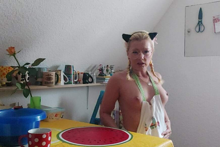 Erotic-Eve: die Küchenfee macht es sich selbst ...