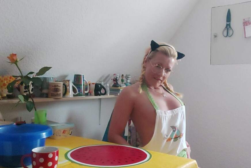 Erotic-Eve: die Küchenfee macht es sich selbst ...
