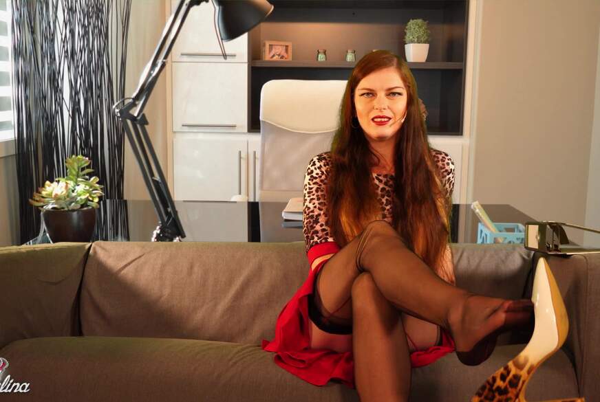 Kollegin zwingt ihren Praktikanten in M*****nslips von DominaJulina