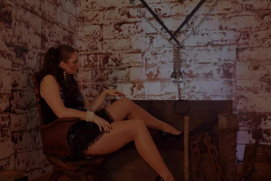 DominaJulina: Long Leg and Big Feet B*******k