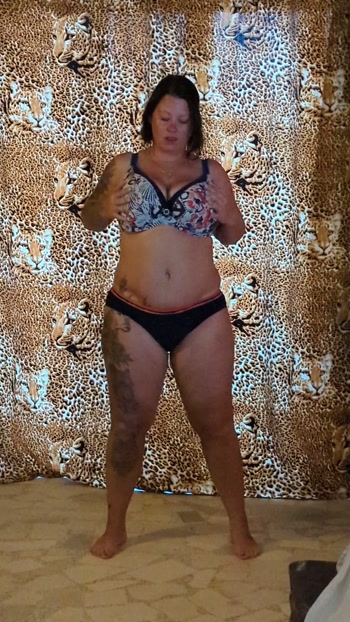 Geiles SB Video mit Dildo im Bikini! Behaarte M****i und ich rauche dabei!