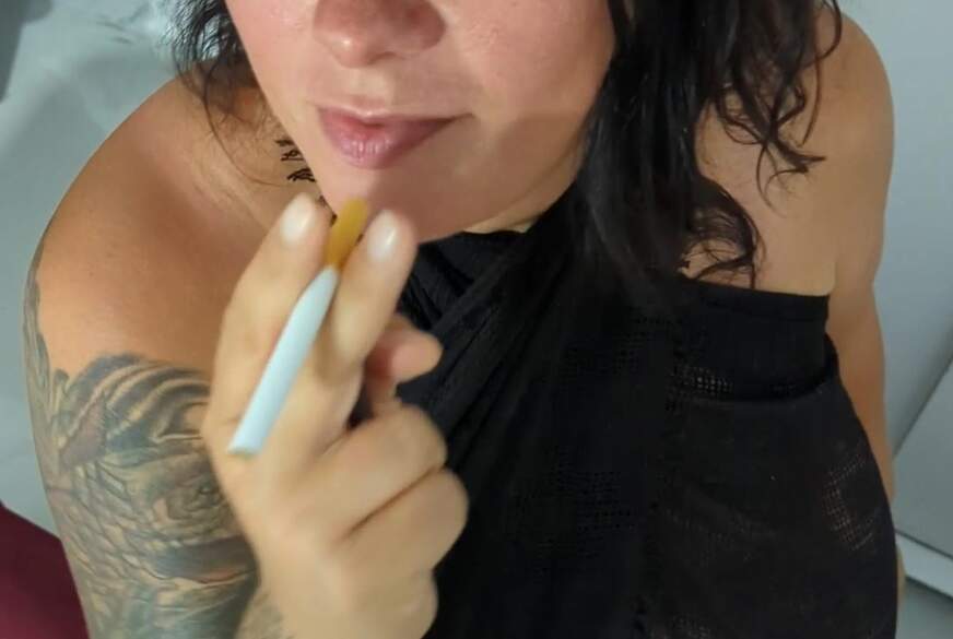 xhotdreams: Raucherfetisch. Geil g******n mit Zigarette. Geile deutsche tätowierte Amateur Milf!