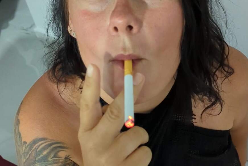 xhotdreams: Raucherfetisch. Geil g******n mit Zigarette. Geile deutsche tätowierte Amateur Milf!