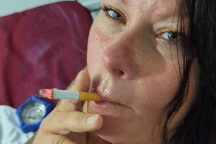 xhotdreams: Raucherfetisch. Geil g******n mit Zigarette. Geile deutsche tätowierte Amateur Milf!