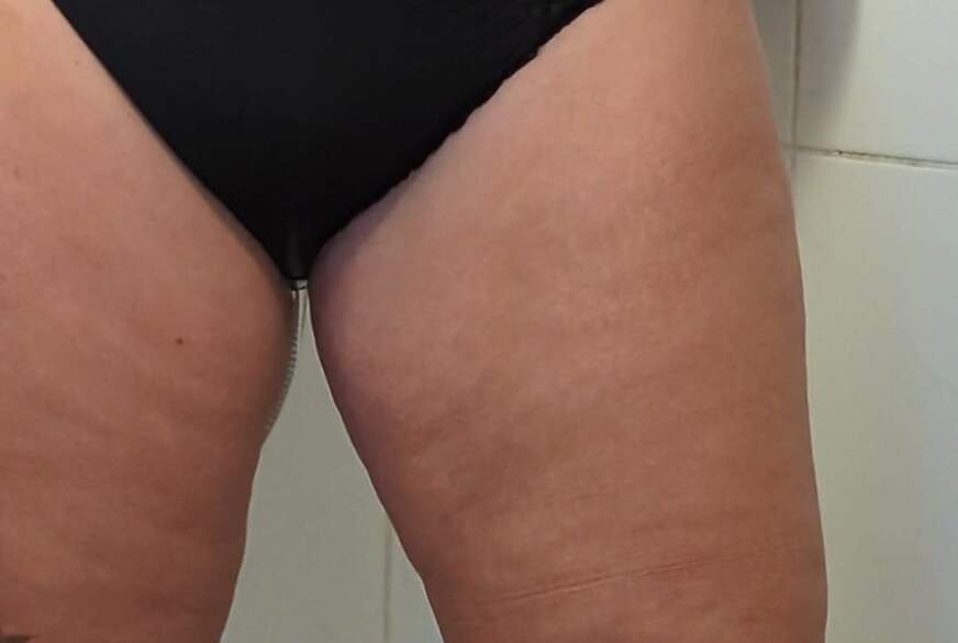 xhotdreams: geile deutsche tätowierte Milf mit riesen Titten p**st während sie einen Slip trägt!