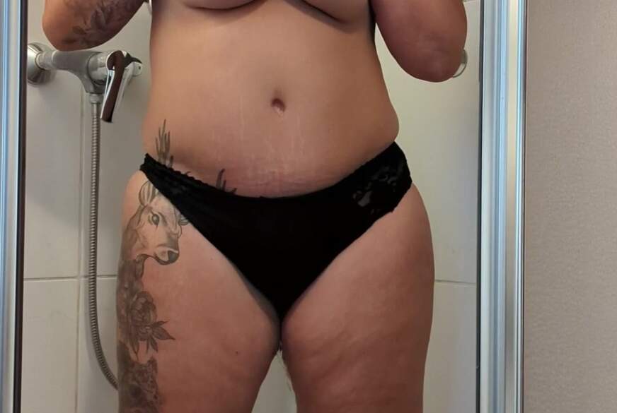 xhotdreams: geile deutsche tätowierte Milf mit riesen Titten p**st während sie einen Slip trägt!