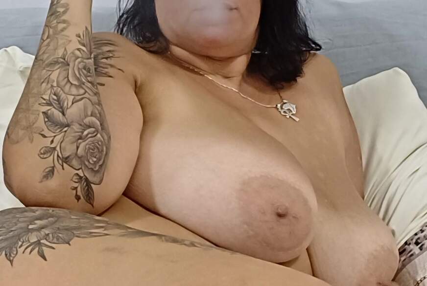 Geiles SB Video mit Zigarette und neuem Dildo! Nackt, Nahaufnahme, 85G Titten, Raucherfetisch von xhotdreams