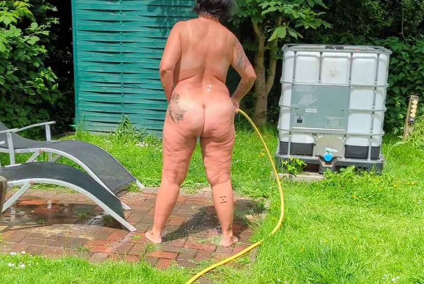 xhotdreams: Outdoor. Geil besorgt mit einem Wasserschlauch. Schön fester Strahl an meine M****i!