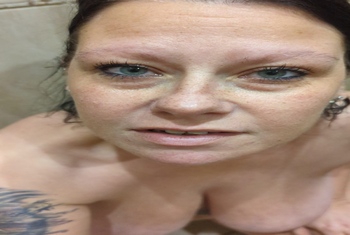 Golden Shower! Hab mich von einem h**ten S*****z a******n lassen! Geile deutsche tätowierte Amateur