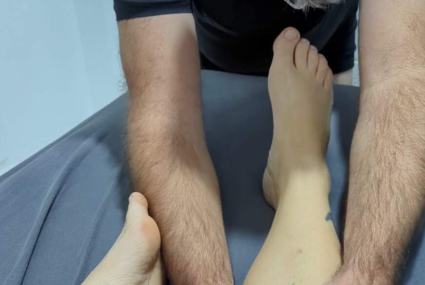 Hab mir nackt die Füße verwöhnen lassen. Geil Küssen, S****en und L****n! von xhotdreams
